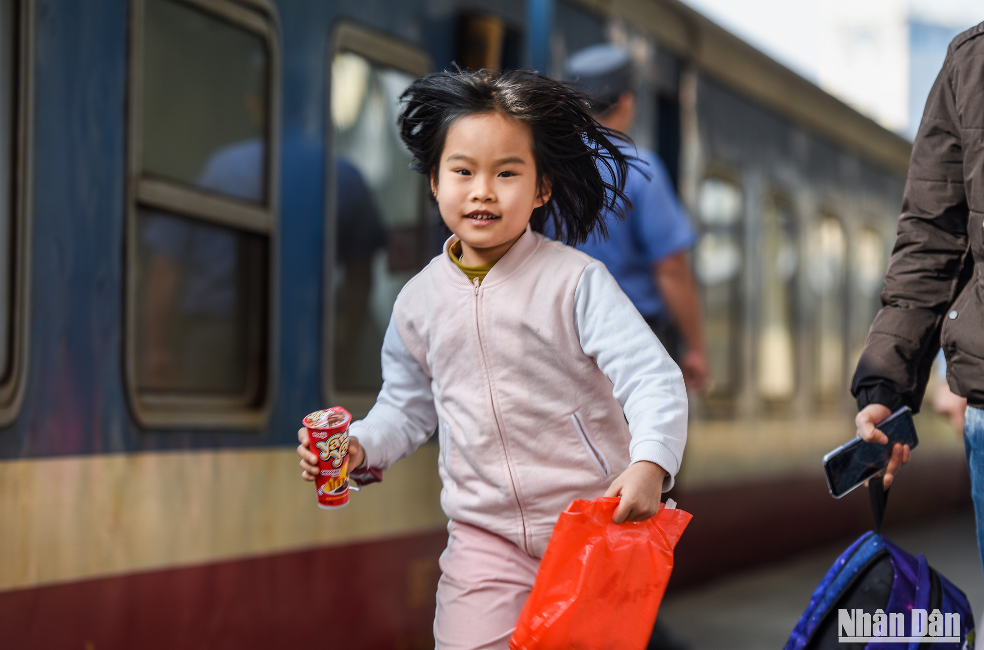 Nhiều em nhỏ không giấu nổi cảm xúc vui sướng khi sắp lên tàu về nhà đón Tết cùng cả gia đình.