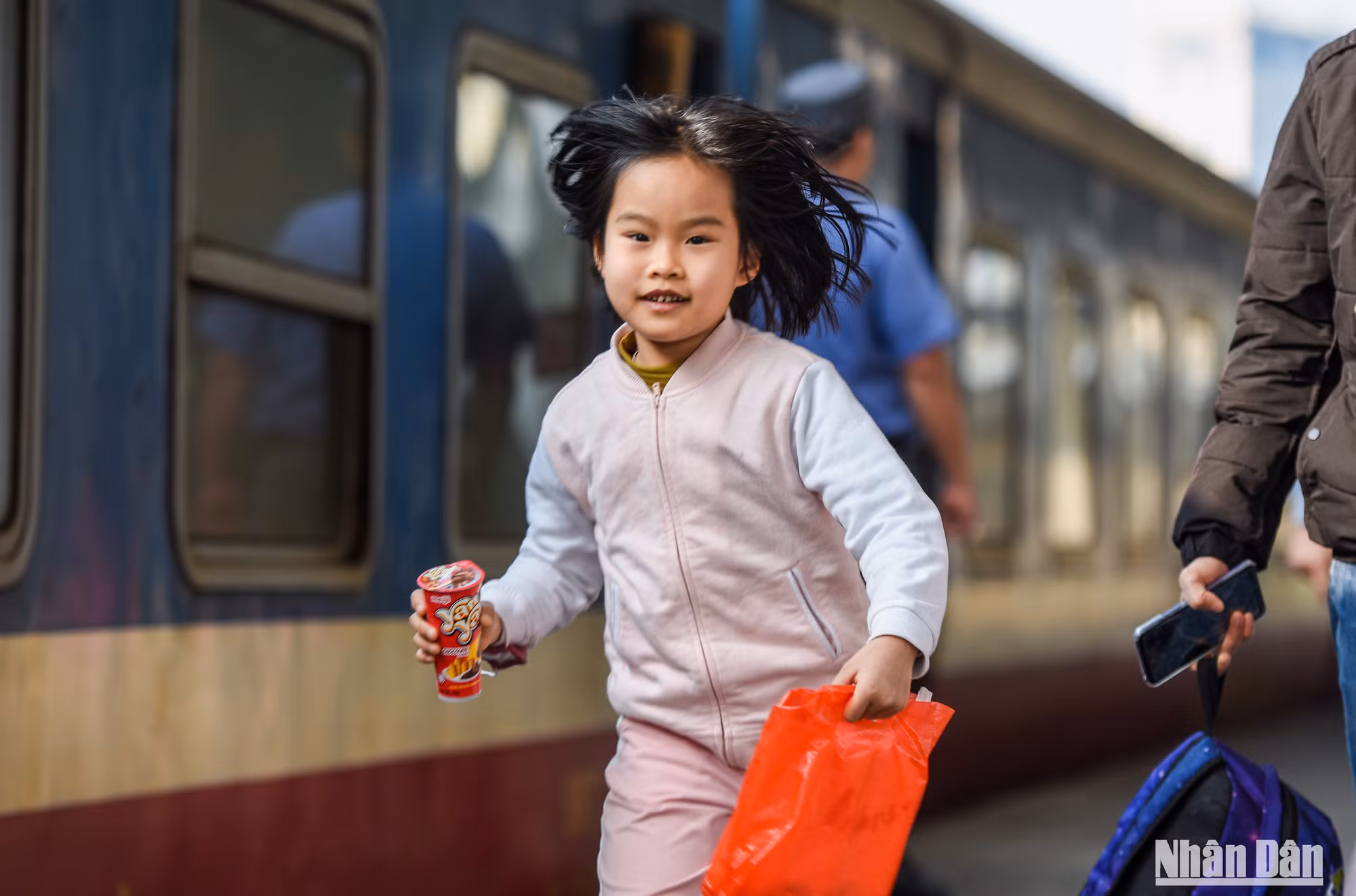 Nhiều em nhỏ không giấu nổi cảm xúc vui sướng khi sắp lên tàu về nhà đón Tết cùng cả gia đình.