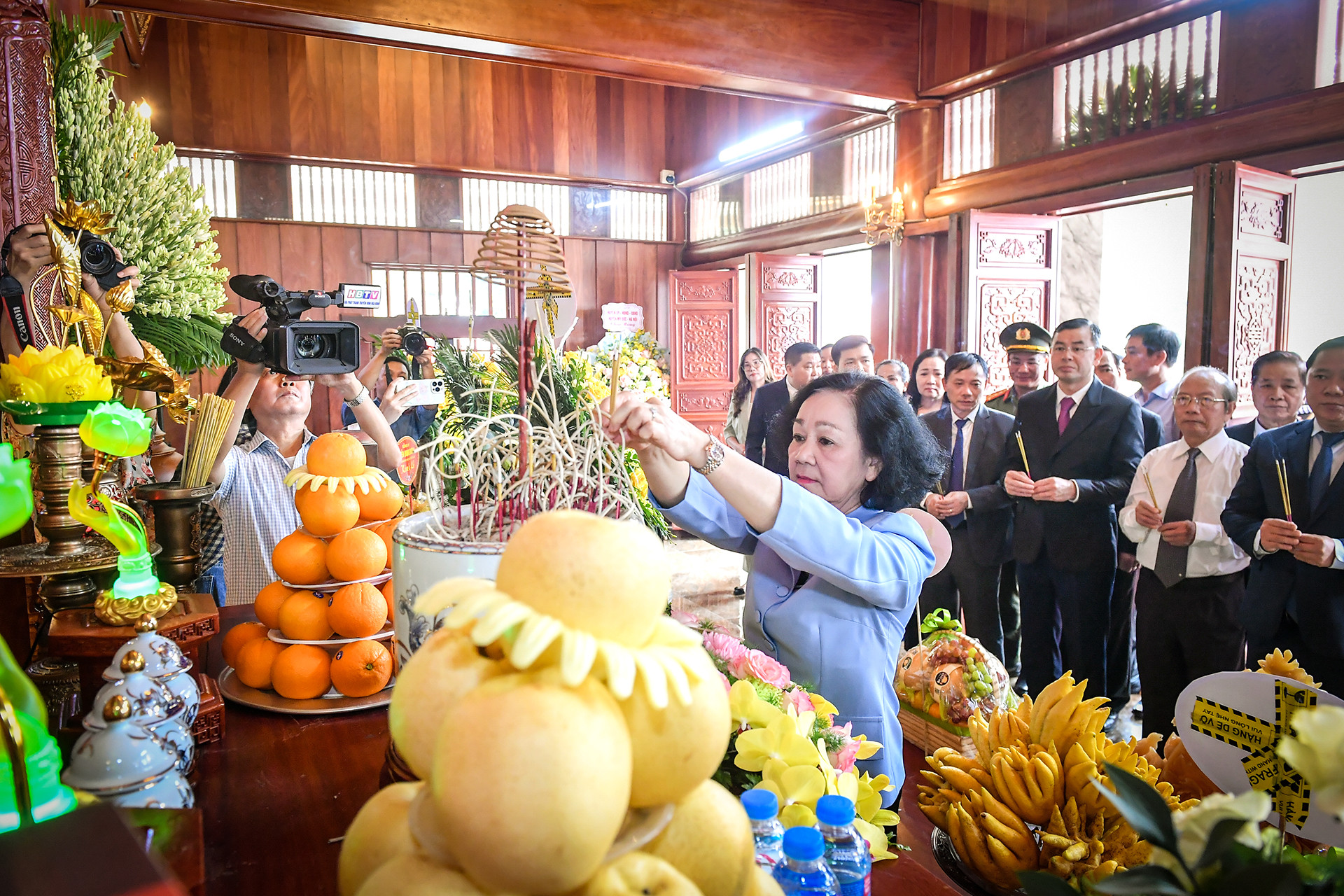 Đồng chí Trương Thị Mai dâng hương tại Nhà tưởng niệm. Đồng chí Trương Thị Mai dâng hương tại Nhà tưởng niệm.