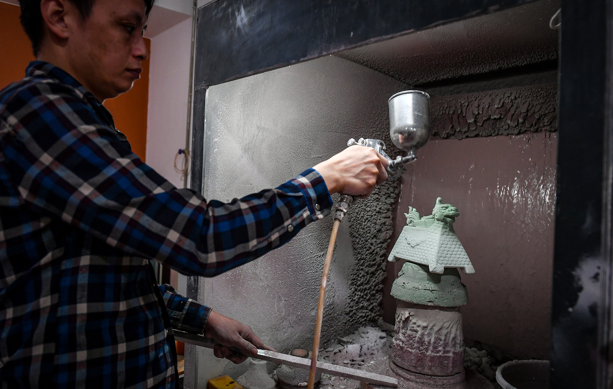 Ở công đoạn tiếp theo, mẫu vật sau khi đạt độ khô tiêu chuẩn sẽ được đưa vào phủ màu.