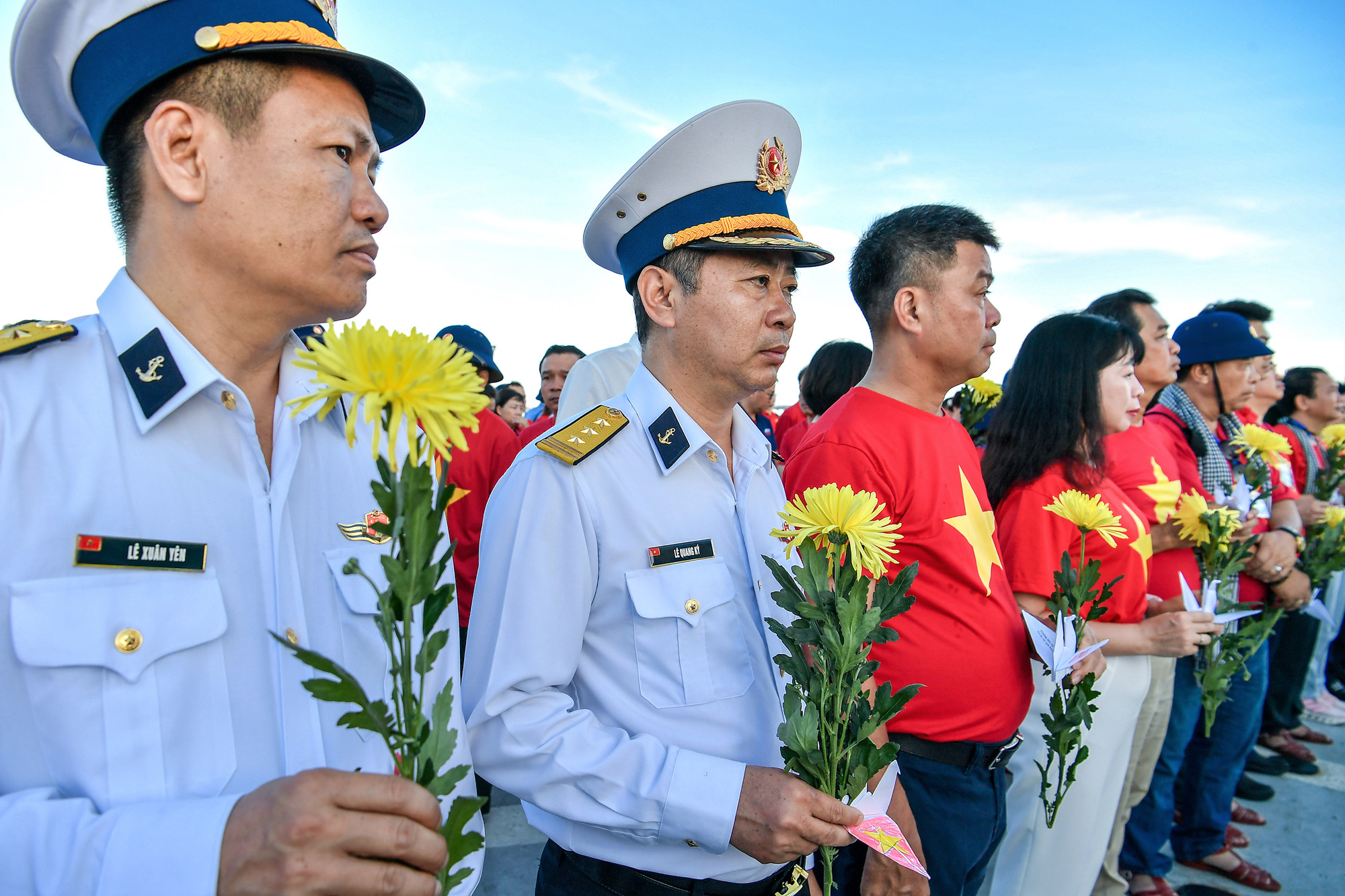 Ngày tổ chức lễ tưởng niệm, hàng trăm con hạc giấy và bông hoa cúc được từng thành viên đoàn công tác nâng niu, thả xuống biển.