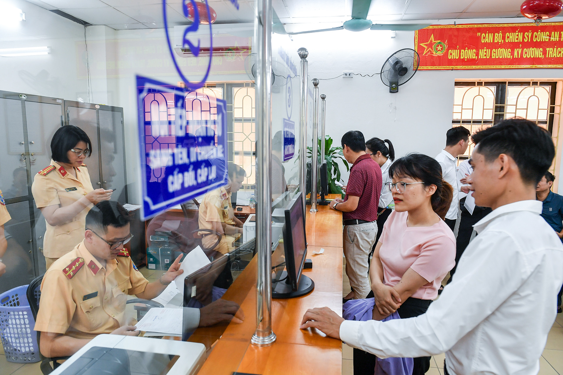 Theo Trung tá Tạ Quang Minh - Tổ trưởng Cơ sở đăng ký xe số 2, trường hợp xe hết niên hạn sử dụng, hư hỏng hoặc chuyển quyền sở hữu, biển số xe đó được cơ quan đăng ký thu hồi và cấp lại khi chủ xe đăng ký xe khác thuộc sở hữu của mình. Biển số được lưu giữ lại cho chủ xe trong 5 năm, kể từ ngày thu hồi đăng ký, biển số. Quá thời hạn trên, nhà chức trách sẽ thu hồi đưa vào kho số để thực hiện đăng ký cho xe khác.