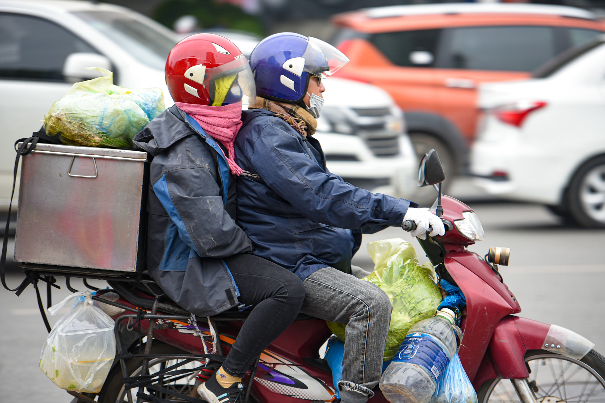 [Ảnh] Các cửa ô, bến xe nhộn nhịp dòng người rời Thủ đô về quê đón Tết ảnh 6