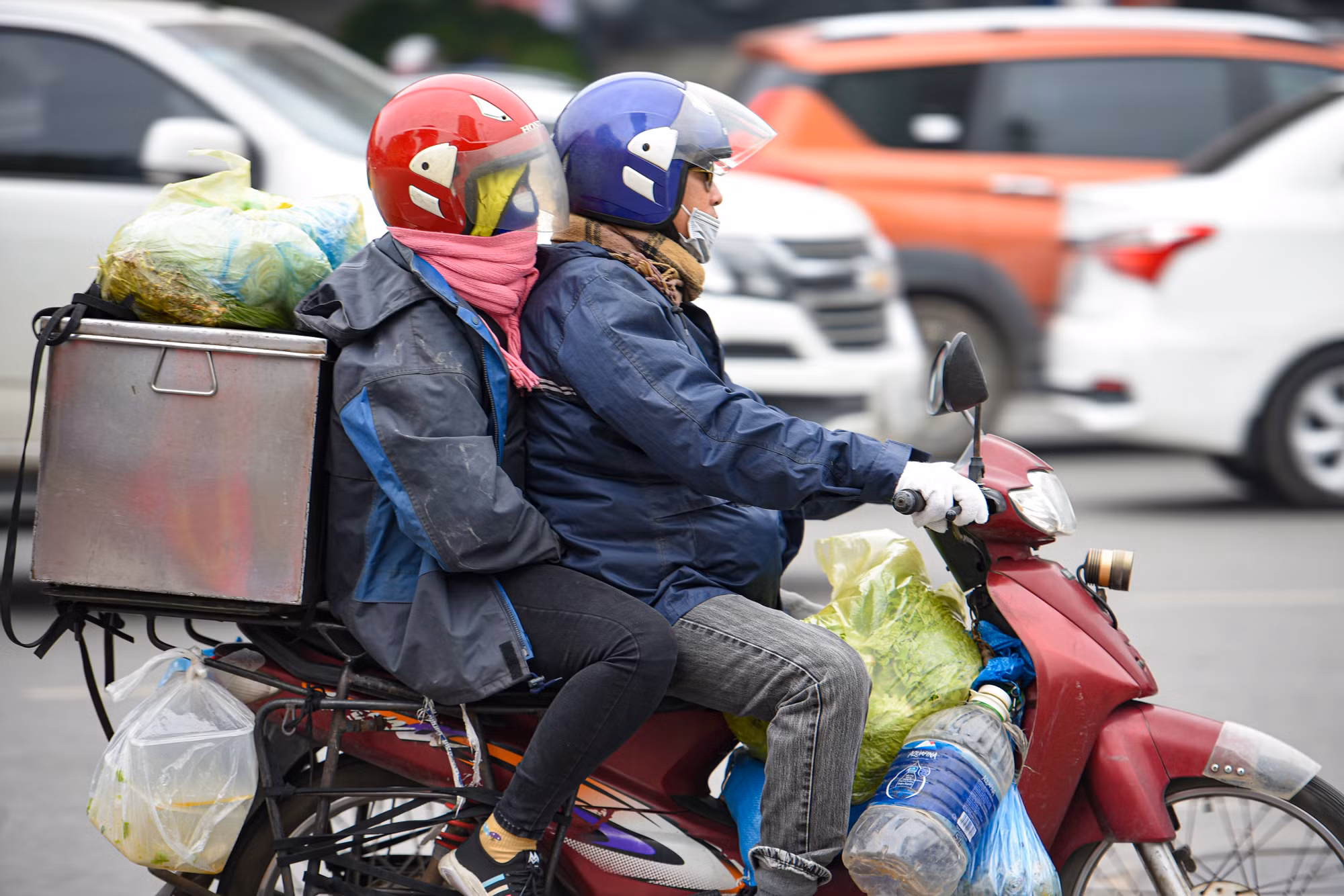 [Ảnh] Các cửa ô, bến xe nhộn nhịp dòng người rời Thủ đô về quê đón Tết ảnh 6