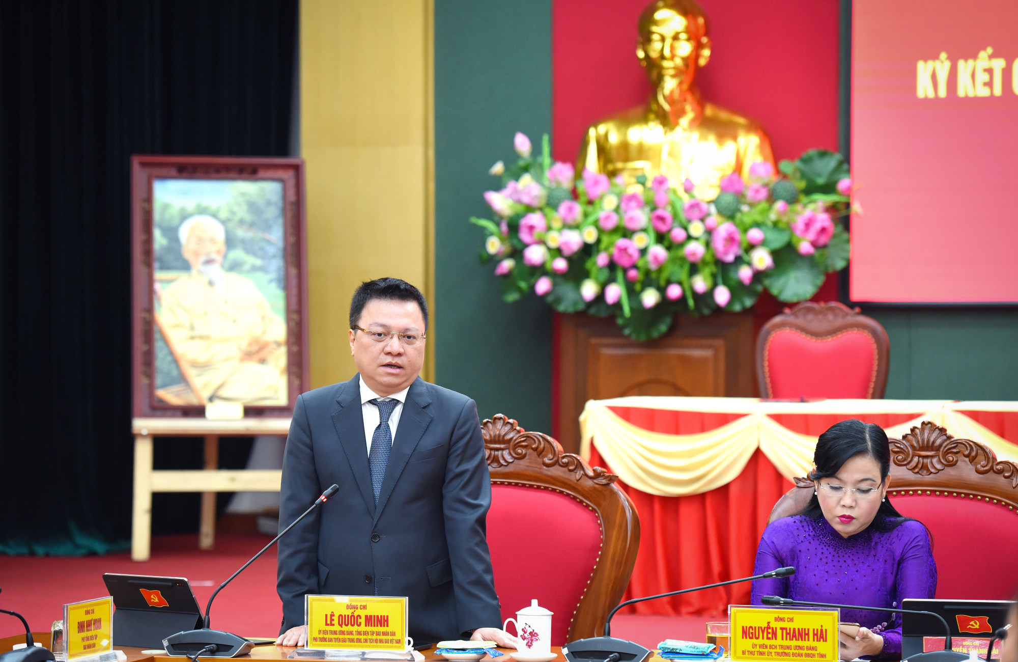 Tổng Biên tập Báo Nhân Dân Lê Quốc Minh phát biểu tại cuộc họp.