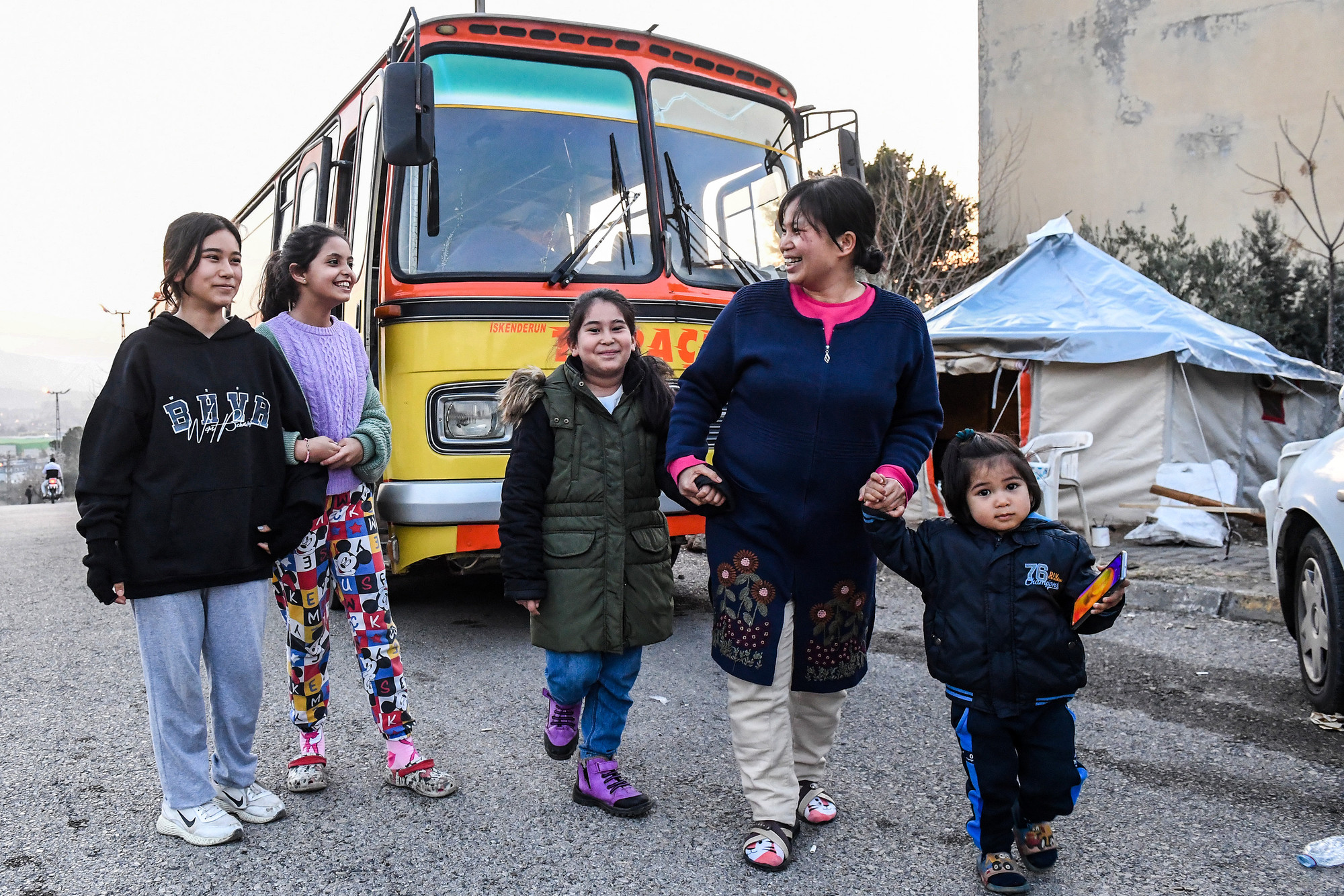 Những người dân tại đây đã tận dụng cả những chiếc xe buýt, lều tạm làm thành chỗ ngủ qua đêm trong những ngày khó khăn này.