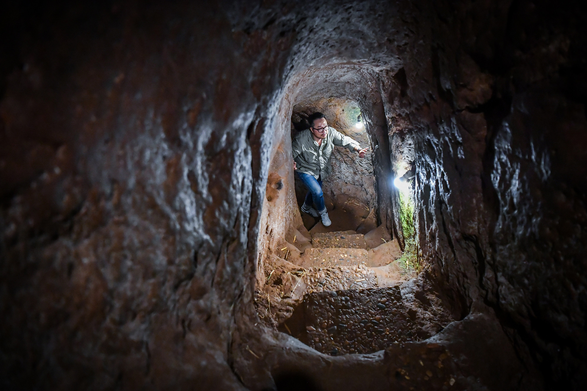 Hệ thống cầu thang di chuyển giữa các tầng trong lòng địa đạo Vịnh Mốc. Hệ thống cầu thang di chuyển giữa các tầng trong lòng địa đạo Vịnh Mốc.