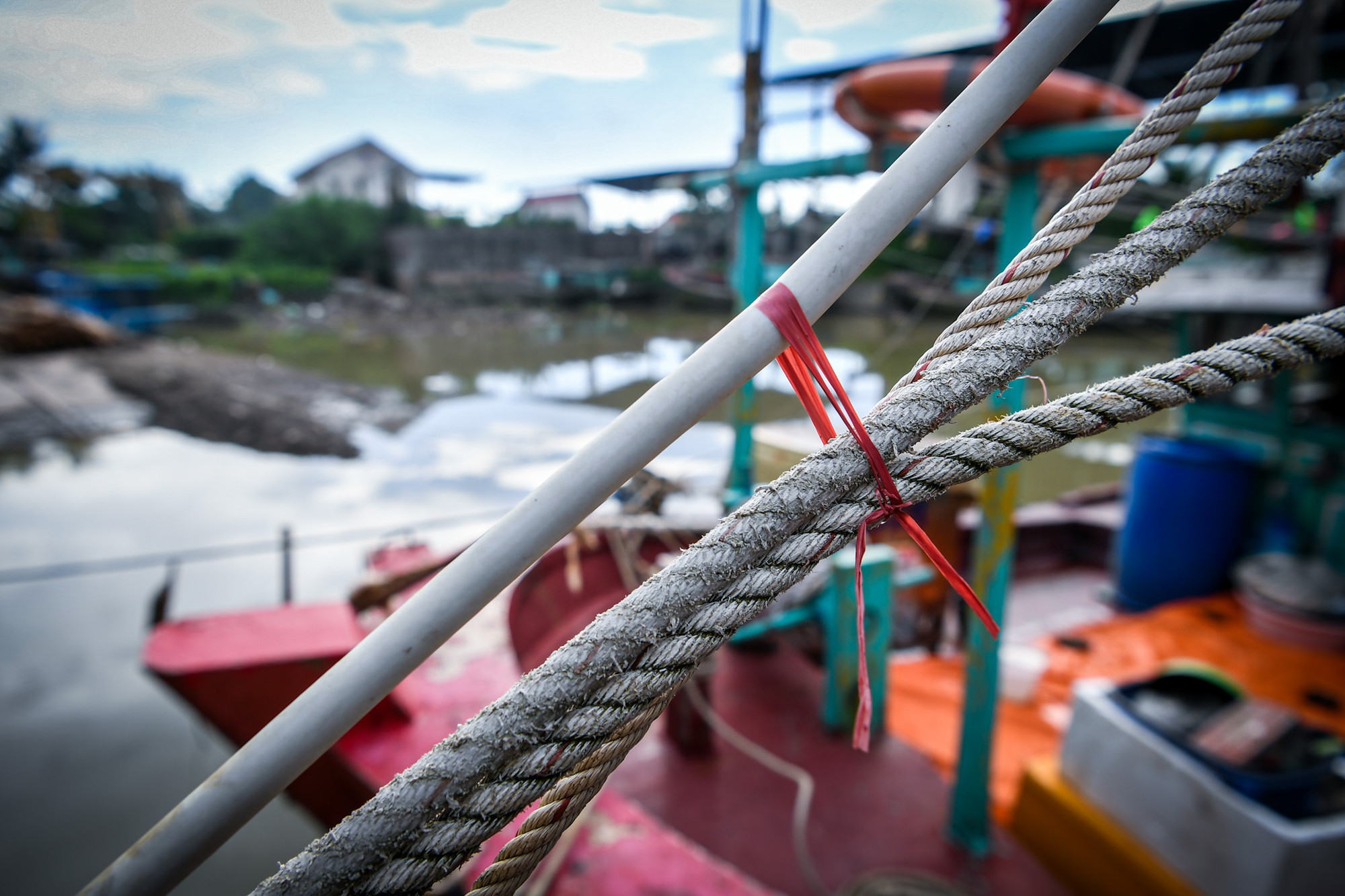 "Thuyền sẽ được chằng néo cả hai phía đầu và đuôi. Chúng tôi dùng các sợi thừng chắc chắn để neo chặt thuyền với các kết cấu chắc chắn trên bờ", ông Tứ giải thích.