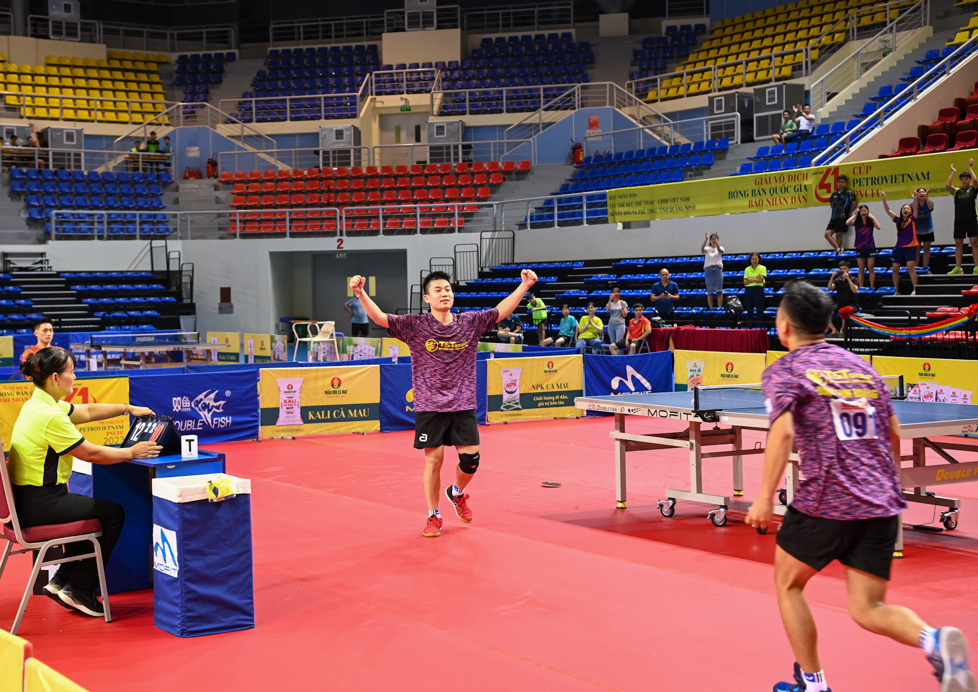 Niềm vui của tay vợt Lê Đình Đức với đồng đội CLB Hà Nội T&T.