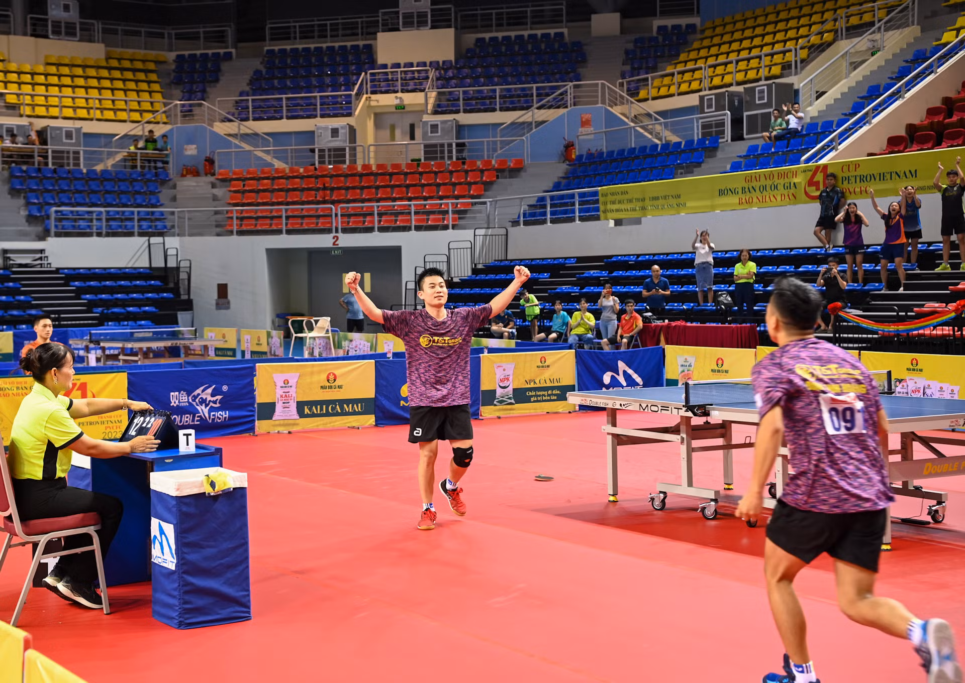 Niềm vui của tay vợt Lê Đình Đức với đồng đội CLB Hà Nội T&T.