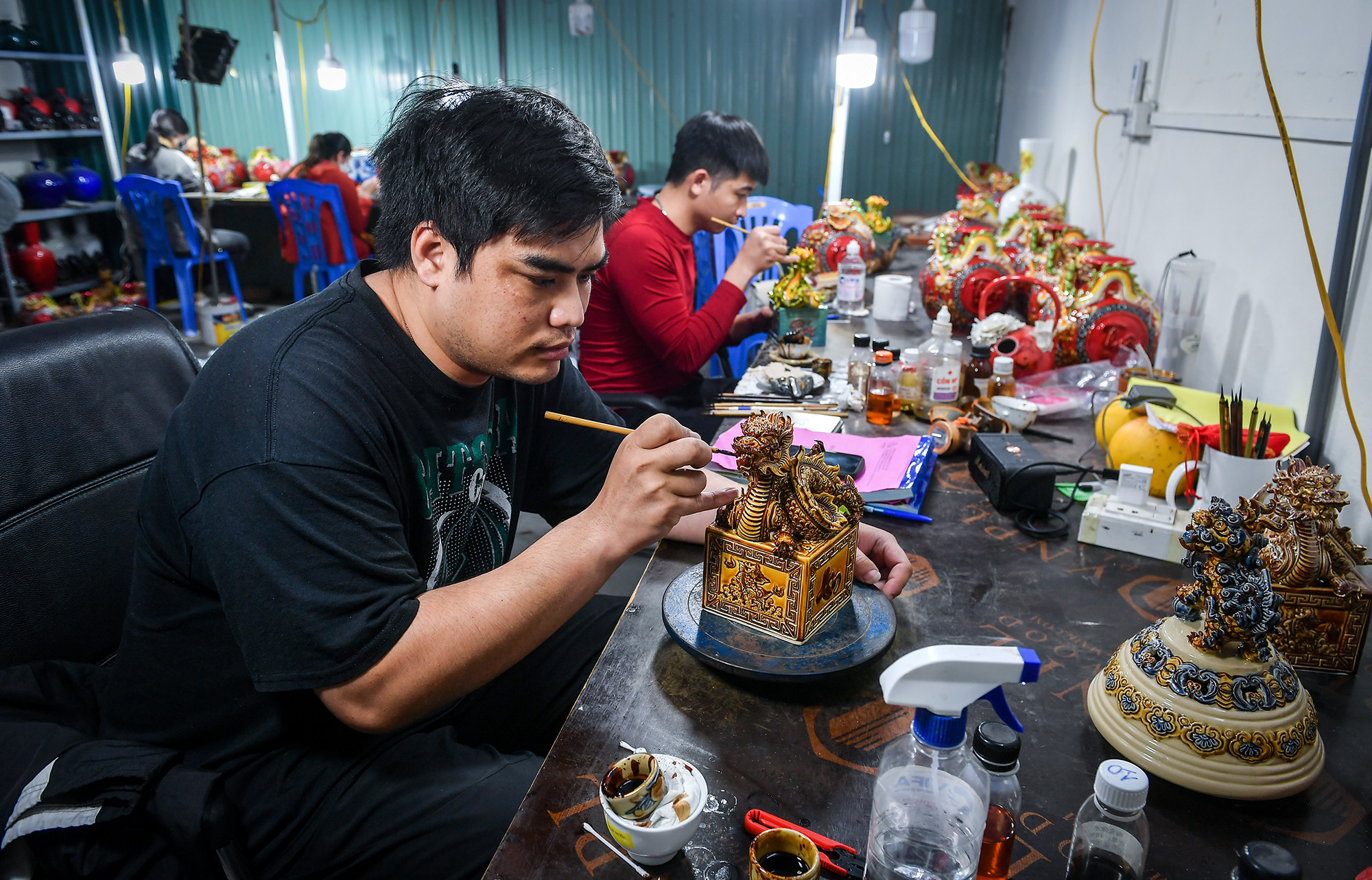 Anh Mạc Triều Dương, một thợ thủ công cho biết mỗi sản phẩm rồng sẽ được vẽ hoàn thiện trong khoảng 2 tiếng rưỡi. Mỗi ngày một thợ thủ công có thể hoàn thiện được 5-6 sản phẩm. Người thợ sẽ dùng dung dịch vẽ vàng 24K để trang trí cho sản phẩm sau đó sẽ được mang đi nung lần 2 ở nhiệt độ phù hợp trong khoảng 6-8 tiếng để tạo nên lớp mạ vàng sang trọng.