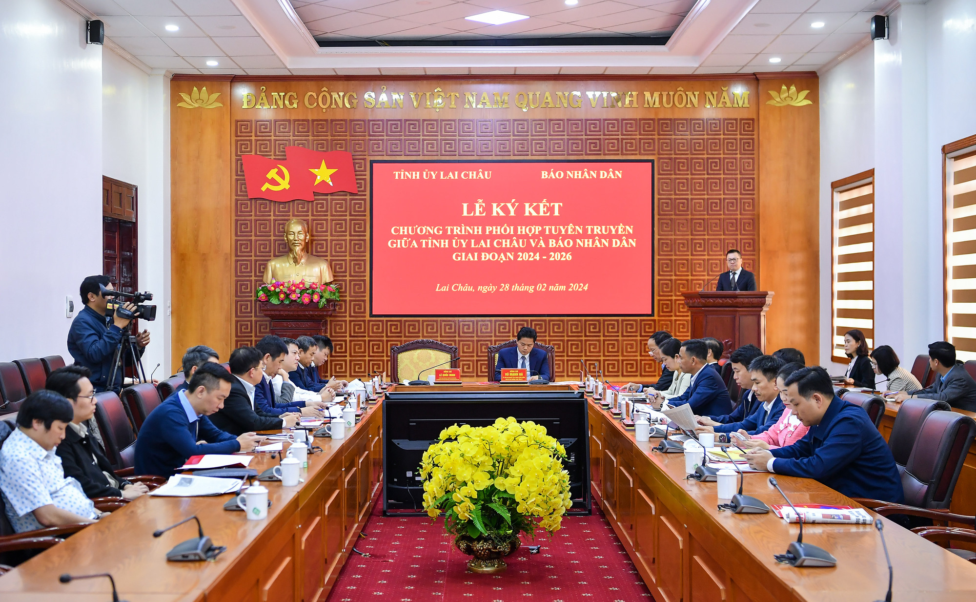 Quang cảnh buổi ký kết. Quang cảnh buổi ký kết.