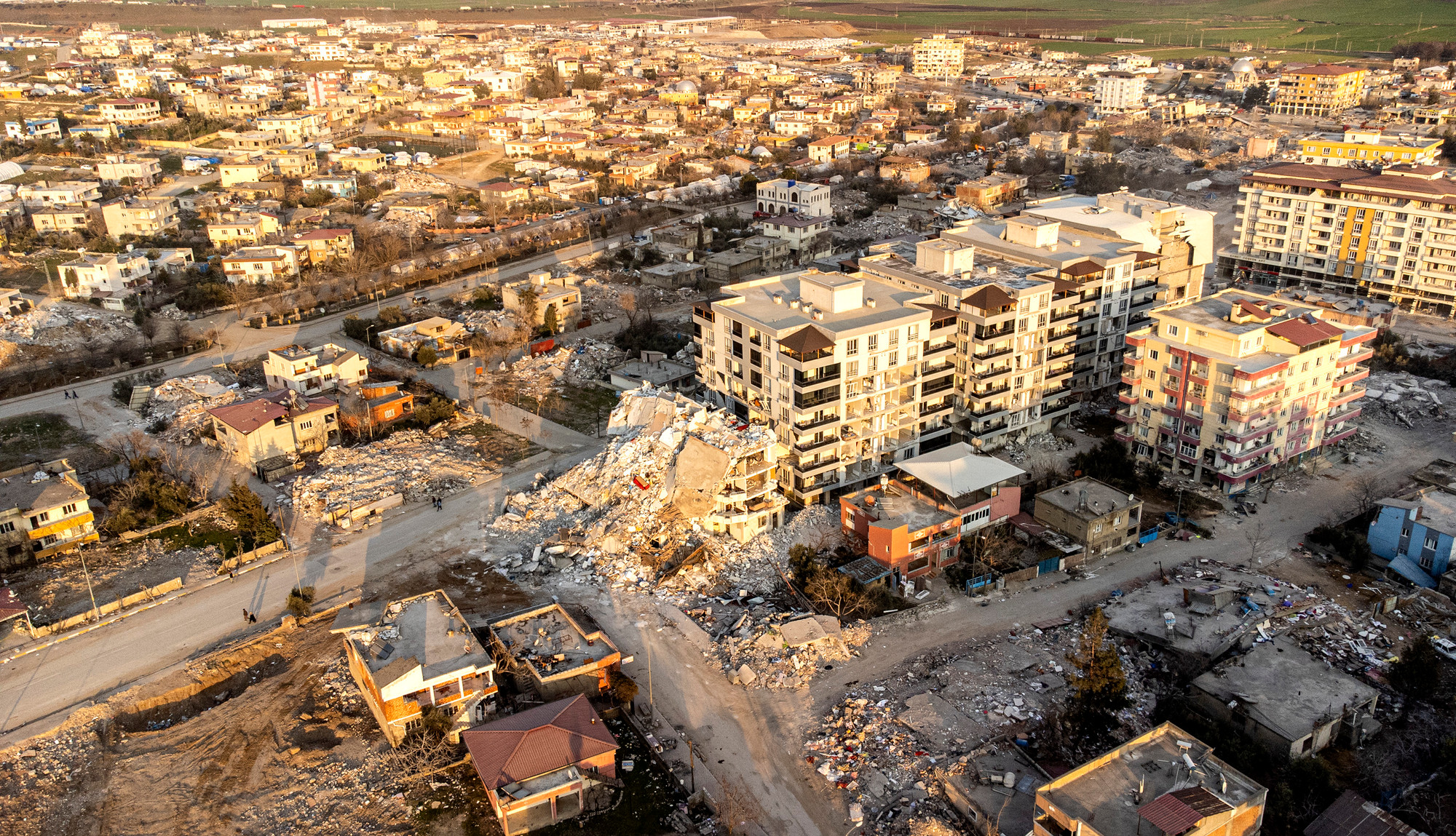 Những tòa nhà may mắn còn đứng vững cũng không còn đủ điều kiện an toàn để sinh sống. Bởi, chúng có thể sẵn sàng đổ sập bất cứ lúc nào với hàng nghìn cơn rung chấn kéo theo kể từ sau thảm họa 6/2.