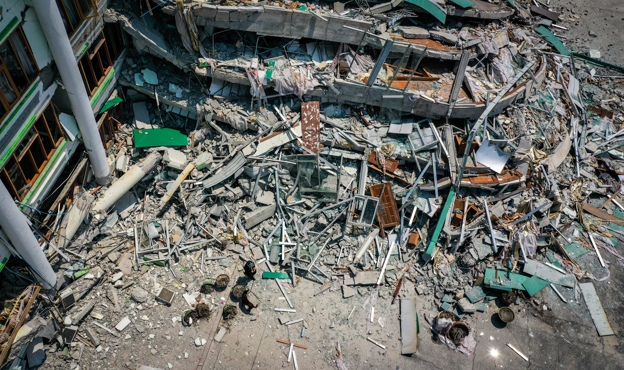 Toàn cảnh khách sạn đổ nát, hoang tàn sau đại địa chấn.