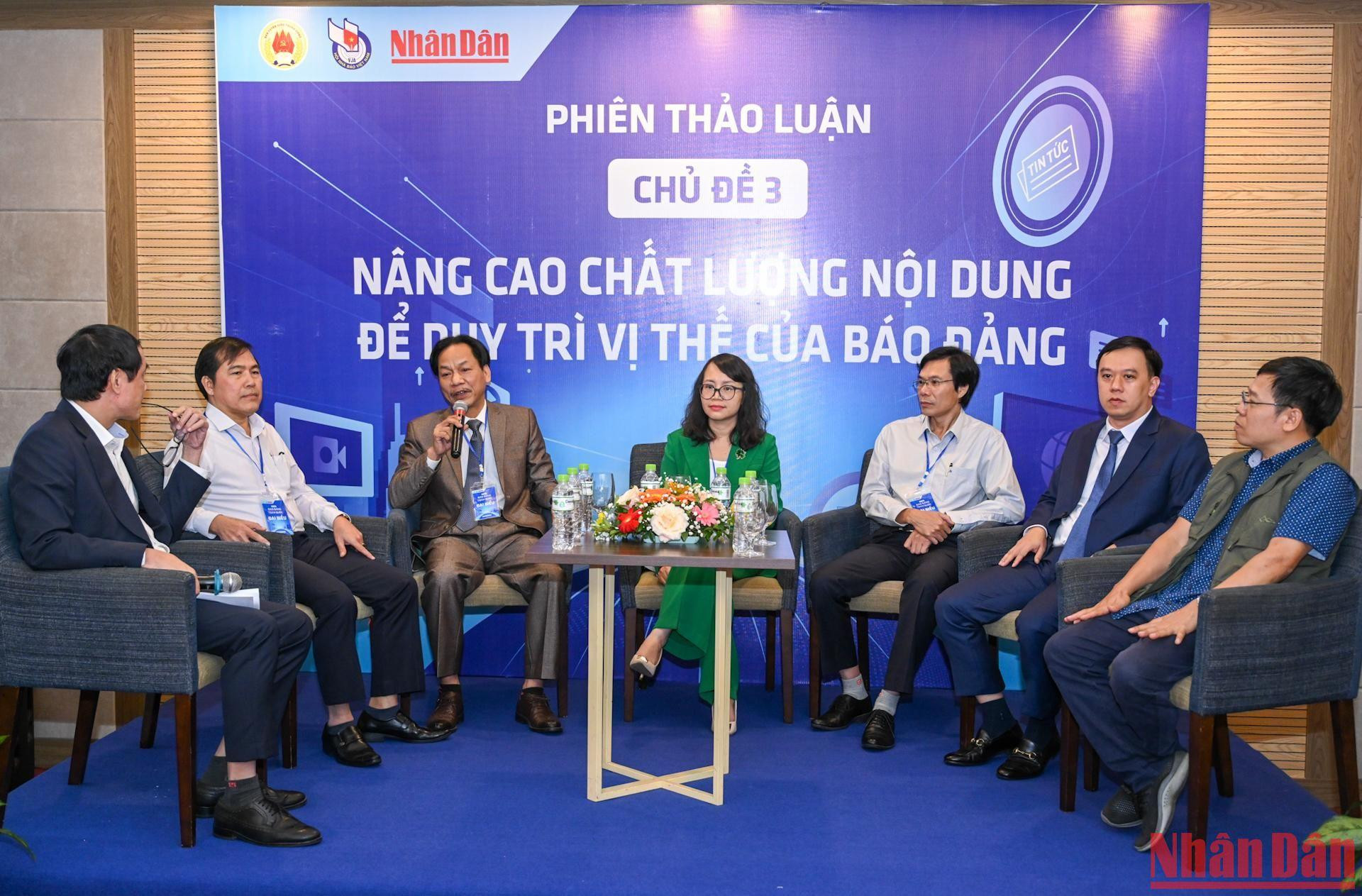 Chủ đề của phiên thảo luận thứ ba là Nâng cao chất lượng nội dung để duy trì vị thế của báo Đảng. Tại đây, các đại biểu đã thẳng thắn chia sẻ kinh nghiệm của từng tòa soạn trong việc nâng cao chất lượng nội dung. Chủ đề của phiên thảo luận thứ ba là Nâng cao chất lượng nội dung để duy trì vị thế của báo Đảng. Tại đây, các đại biểu đã thẳng thắn chia sẻ kinh nghiệm của từng tòa soạn trong việc nâng cao chất lượng nội dung.
