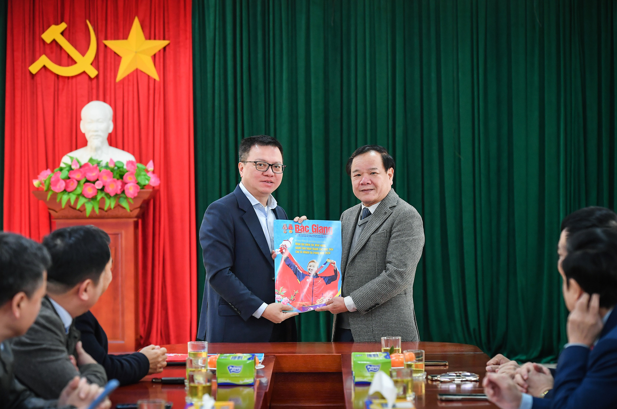 Đồng chí Trịnh Văn Ánh, Tổng Biên tập Báo Bắc Giang trao tặng đồng chí Lê Quốc Minh ấn phẩm Báo Xuân Giáp Thìn 2024.