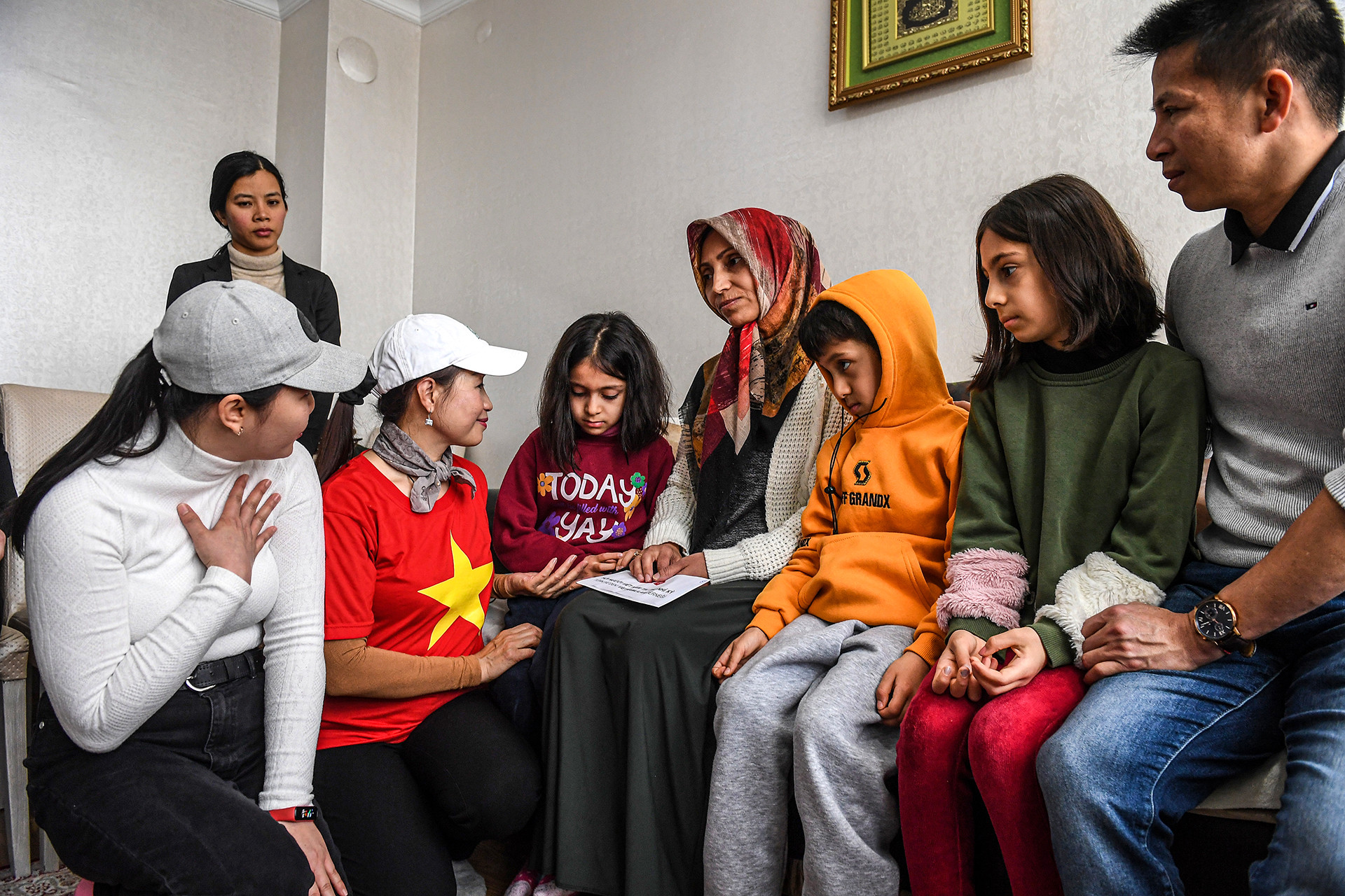 Cùng mang theo tinh thần "lá lành đùm lá rách", tại Istanbul, cộng đồng người Việt Nam tại Thổ Nhĩ Kỳ cũng kết nối với nhau để cùng chung tay giúp đỡ những nạn nhân của thảm họa. "Chúng tôi coi Thổ Nhĩ Kỳ như quê hương của mình. Nỗi đau này là nỗi đau chung của toàn nhân loại", chị Ngọc Nga, đại diện cộng đồng người Việt Nam tại Thổ Nhĩ Kỳ chia sẻ.