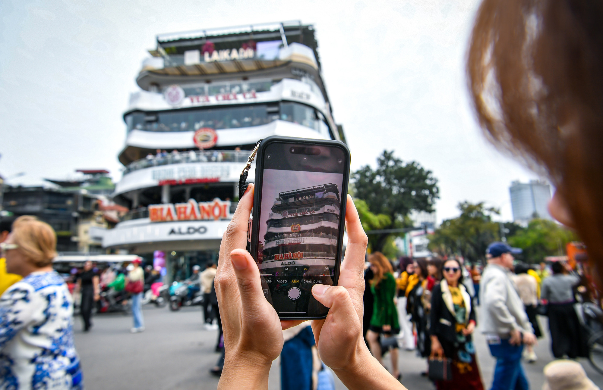 [Ảnh] Hàng nghìn người ghé thăm tòa nhà "Hàm cá mập" chụp ảnh trước khi bị tháo dỡ ảnh 4