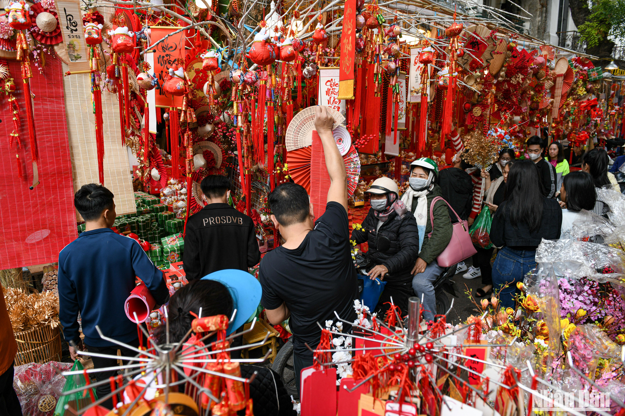Phố Hàng Mã thu hút người dân tới những quầy hàng rực rỡ sắc màu các đồ trang trí, phong bao lì xì.
