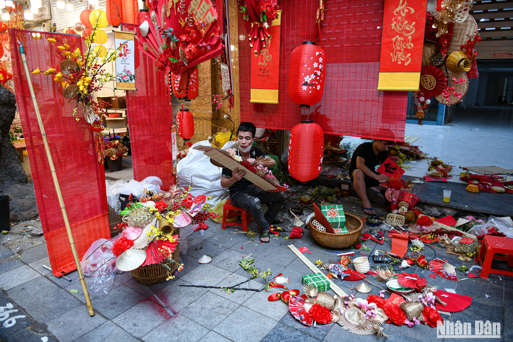 Đâu đó là hình ảnh bận rộn làm việc của những người buôn bán nơi đây để có 1 cái Tết ấm no...