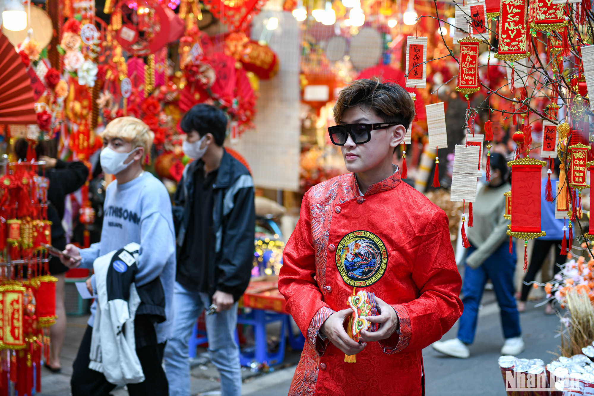 Không chỉ có phái đẹp, các đấng mày râu cũng muốn có những khuôn hình đẹp để lưu giữ lại khoảnh khắc không khí Tết đến Xuân về.