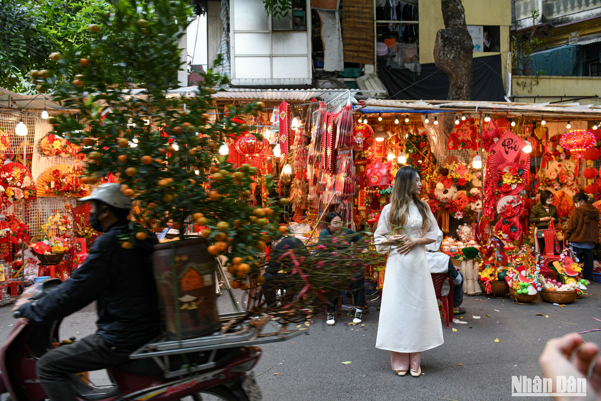 Đây cũng là khoảng thời gian lý tưởng để chụp những bức hình tại khu chợ Tết lâu đời tại Hà Nội.