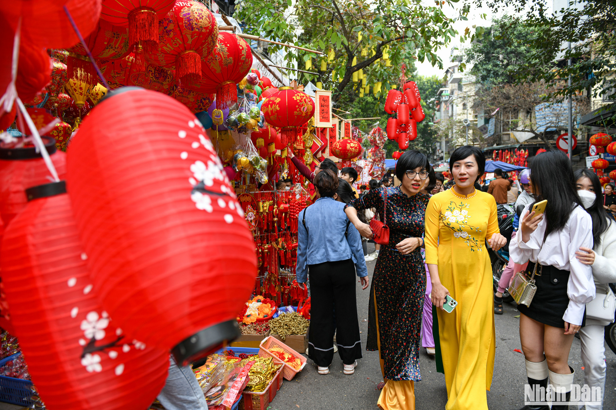 Đây cũng là khoảng thời gian lý tưởng để chụp những bức hình tại khu chợ Tết lâu đời tại Hà Nội.