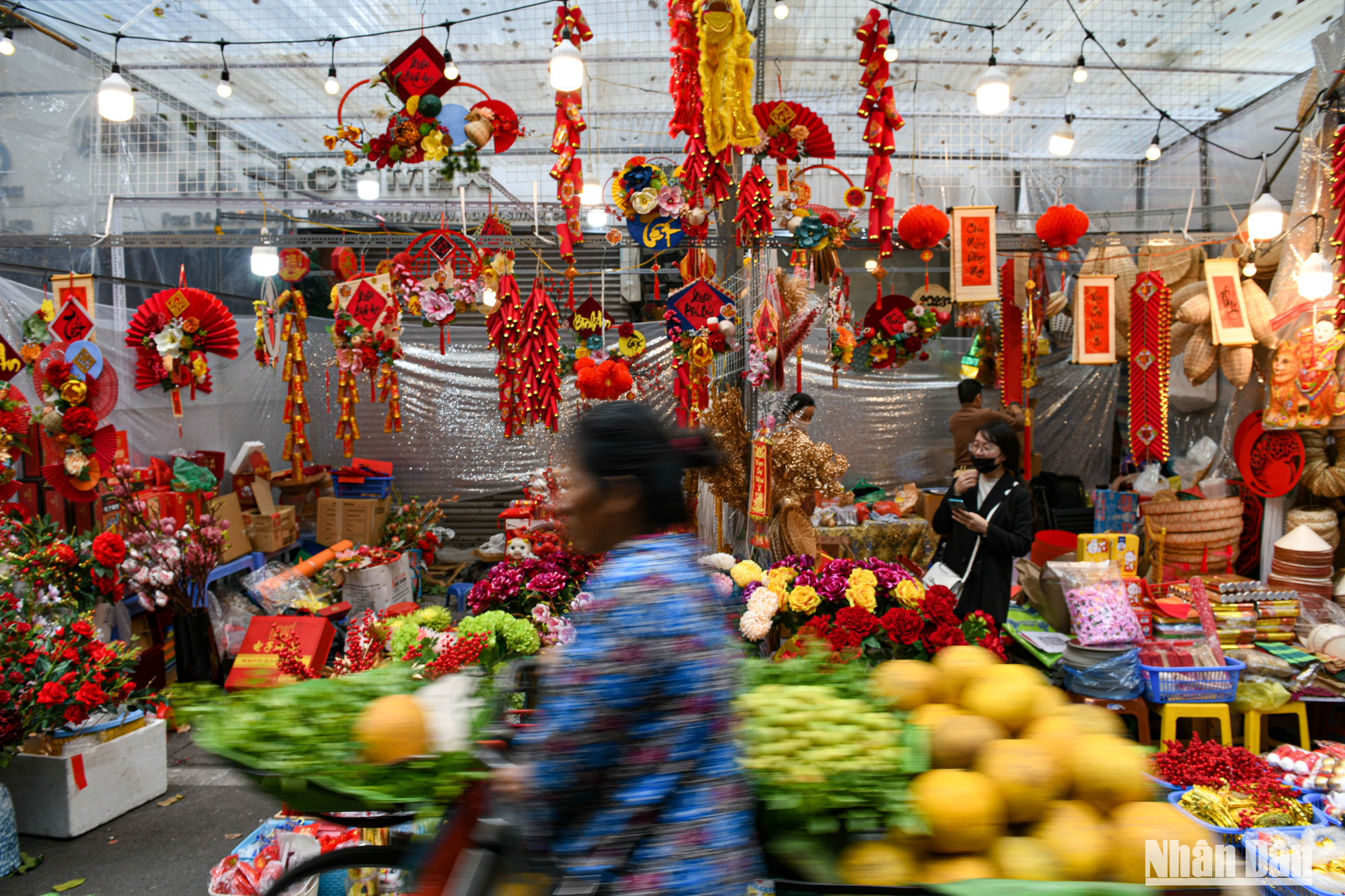 Chợ hoa Tết truyền thống phố Hàng Lược có điểm đầu từ đoạn ngã giao giữa các phố Hàng Cót - Hàng Lược - Phùng Hưng kéo dài tới đoạn giao với phố Hàng Mã.