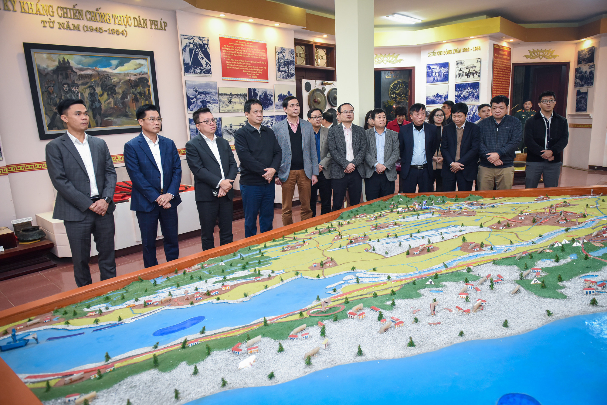 Các đại biểu tham quan mô hình trận Thanh Hương - Mỹ Xuyên tại Nhà truyền thống Sư đoàn 325. Các đại biểu tham quan mô hình trận Thanh Hương - Mỹ Xuyên tại Nhà truyền thống Sư đoàn 325.