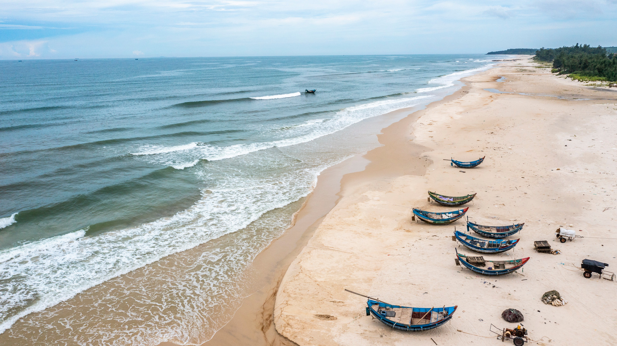 Kéo dài tới 14km, biển Vĩnh Thái đặc biệt xanh, sạch khi chưa có nhiều hoạt động du lịch và buôn bán. Các bãi cát dài vẫn là nơi thuyền đánh cá của người dân địa phương neo đậu, ra khơi mỗi ngày...