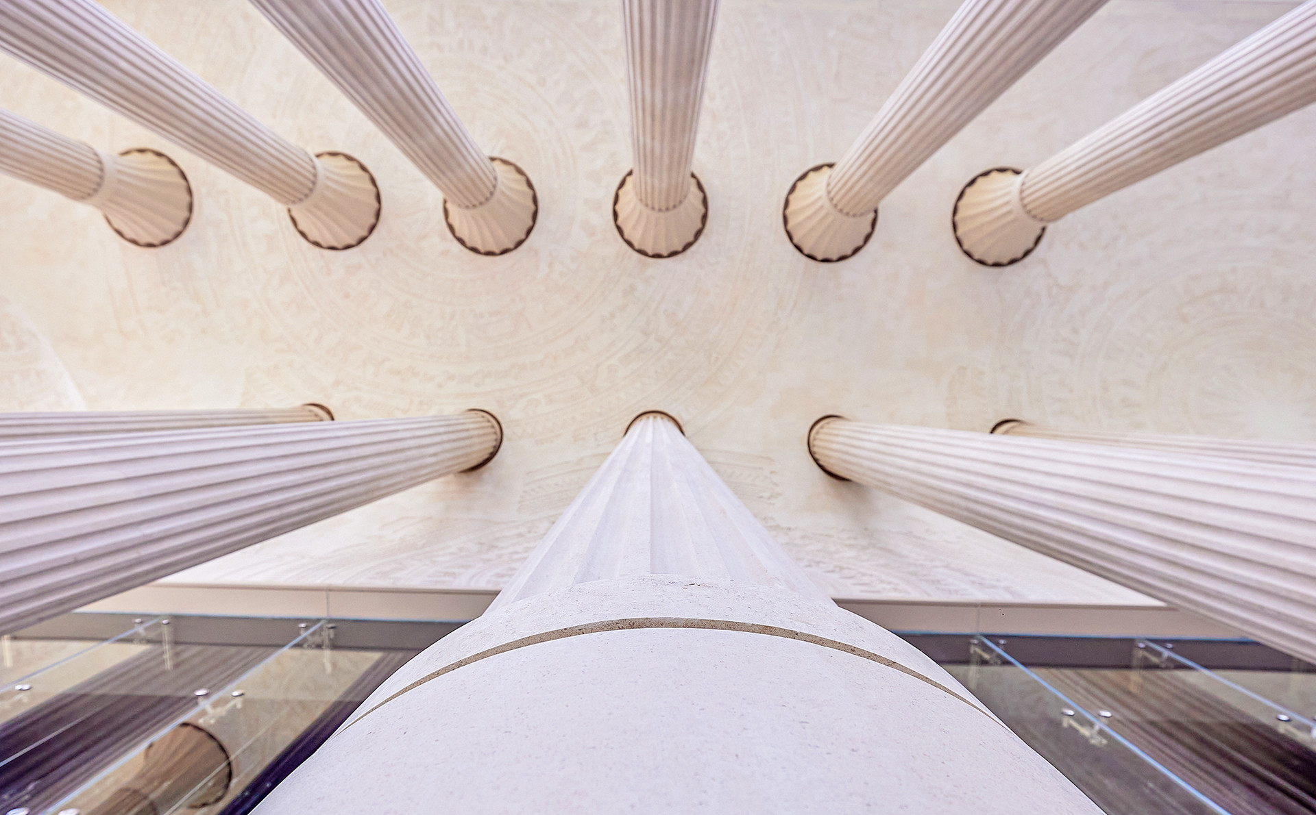 Nhà hát nổi bật với 52 cột đá (mỗi cột cao 18m) được đưa về từ Tây Ban Nha tạo nên vẻ đẹp đậm chất châu Âu xưa và sự kết hợp các chi tiết mang đậm dấu ấn văn hóa Việt Nam, như họa tiết trống đồng Đông Sơn, hoa văn chim hạc...