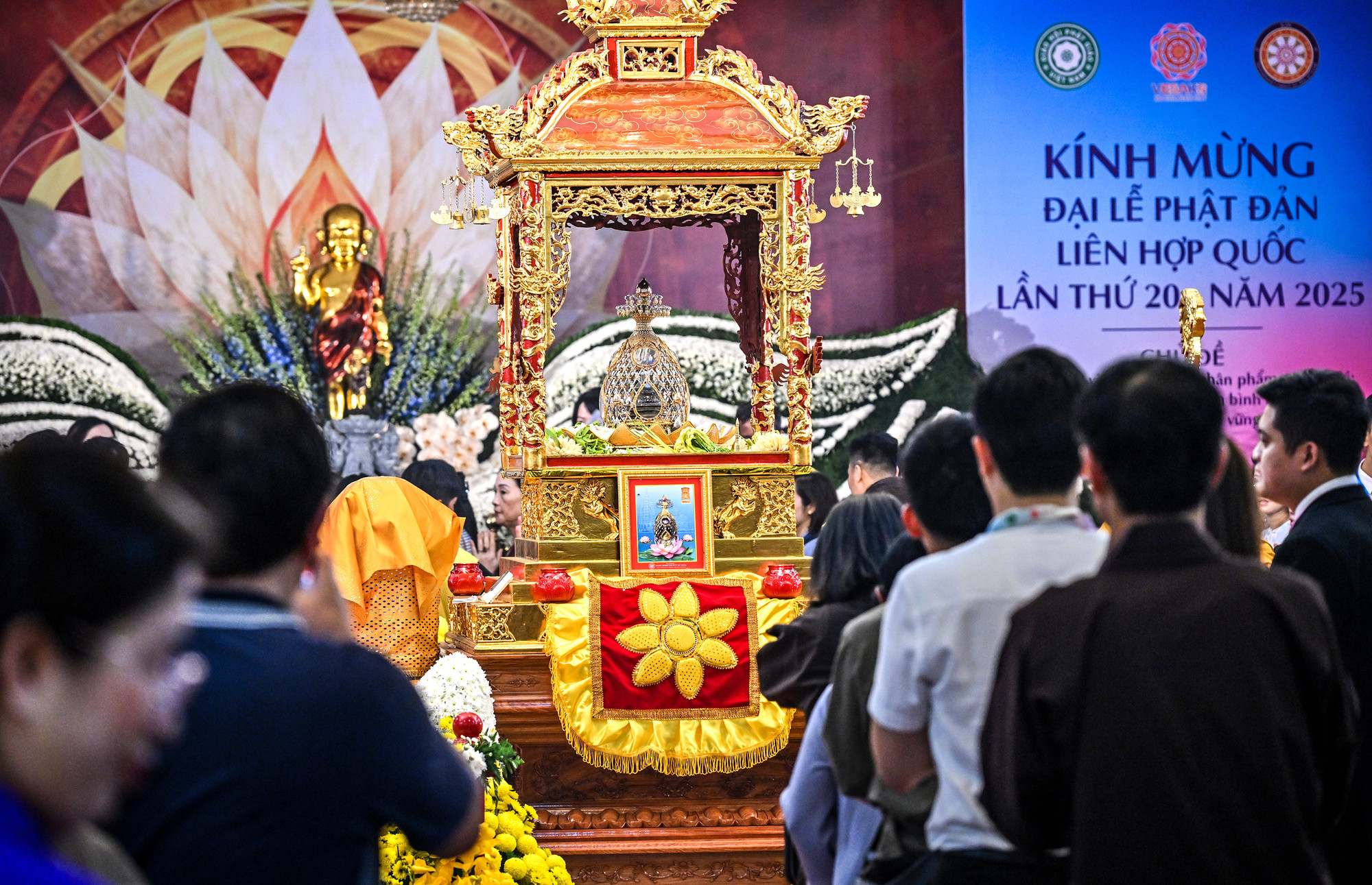 Xá lợi Đức Phật hiện được tôn trí tại tầng 1 hội trường chùa Quán Sứ để người dân đến chiêm bái trong các ngày từ 14 đến hết ngày 16/5.