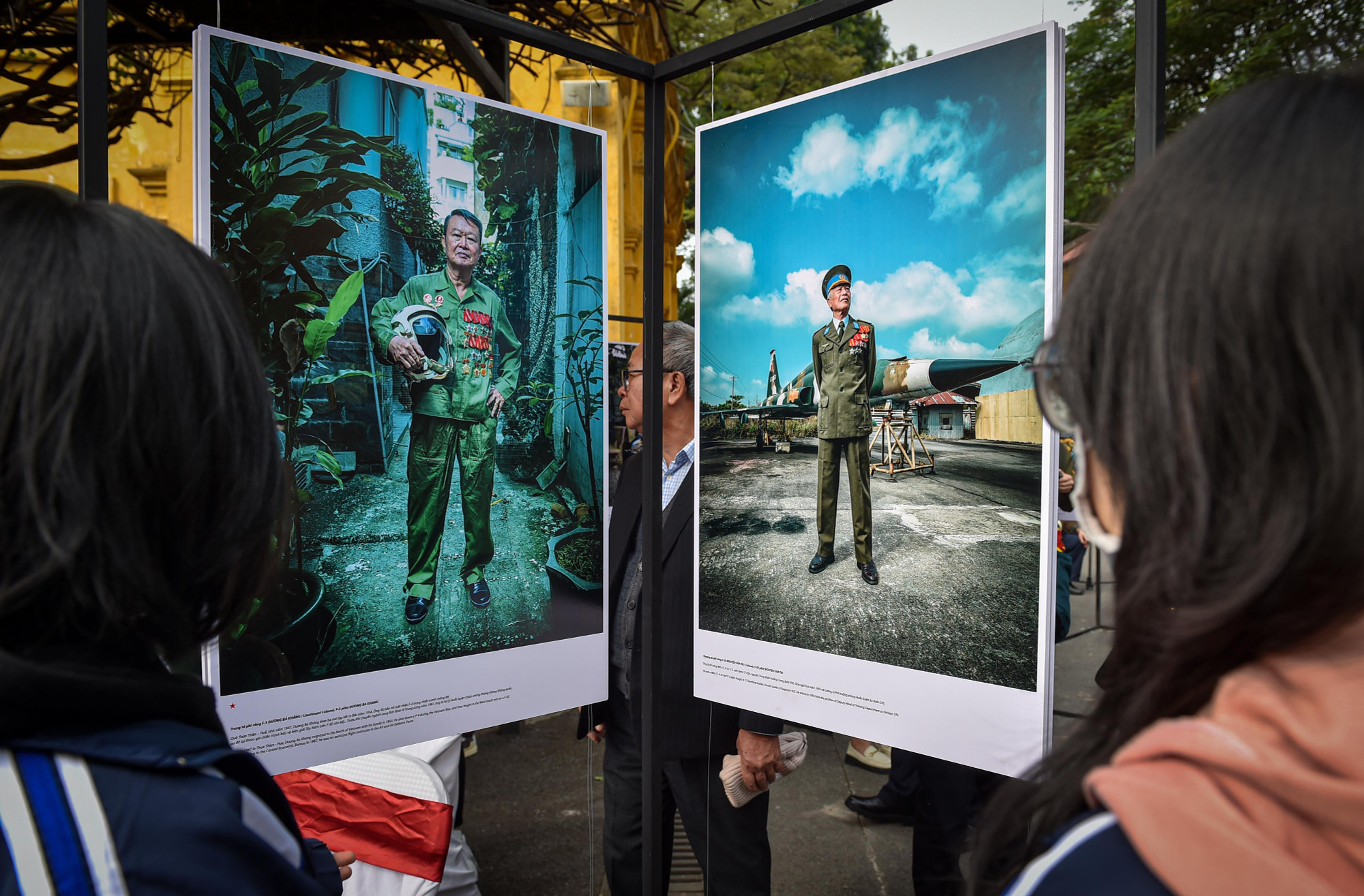 Các bạn trẻ cũng đặc biệt quan tâm đến triển lãm.