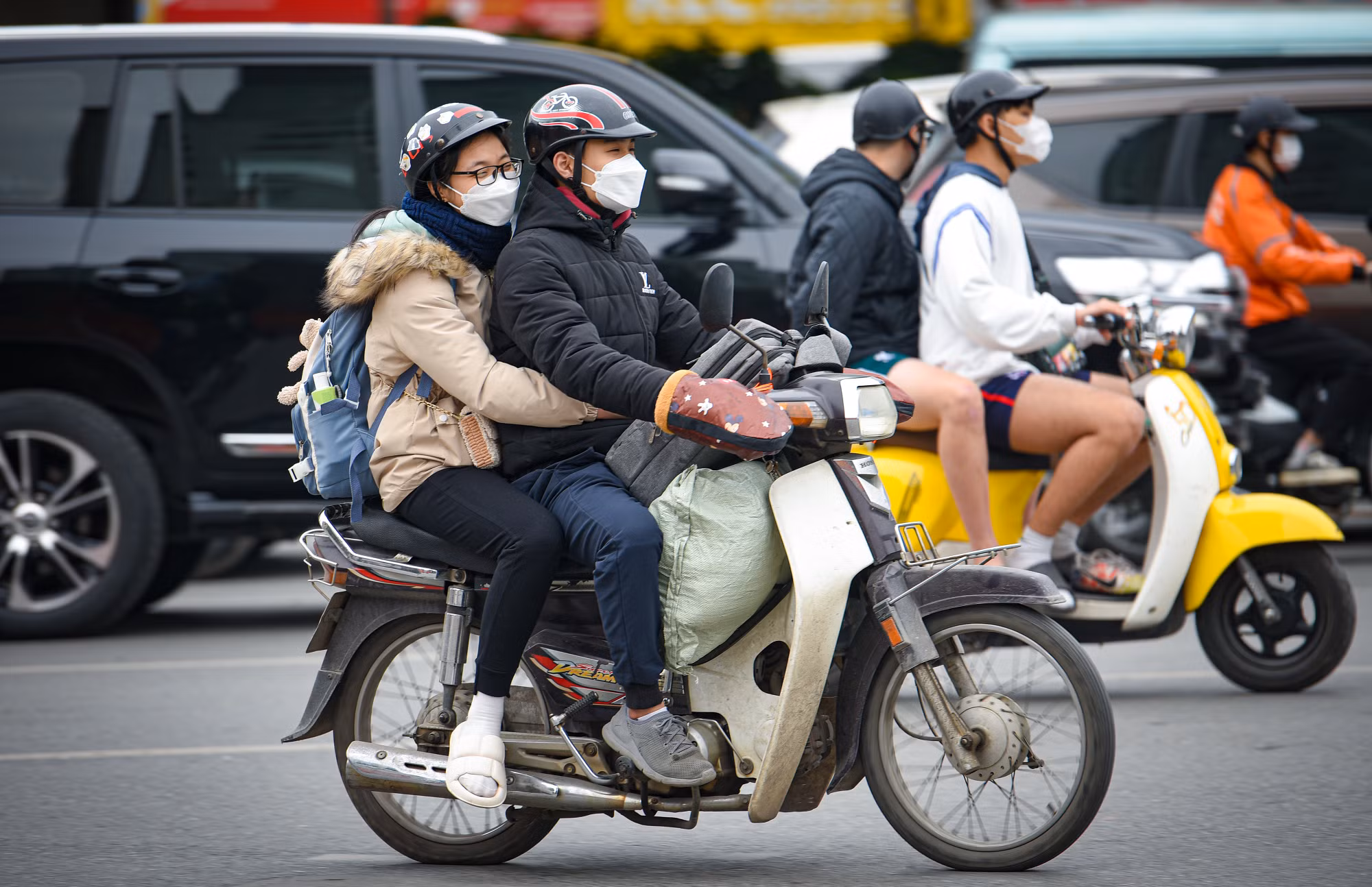 [Ảnh] Các cửa ô, bến xe nhộn nhịp dòng người rời Thủ đô về quê đón Tết ảnh 5