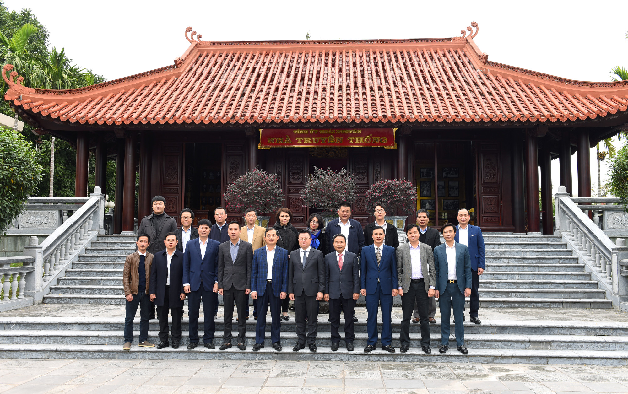 Đoàn công tác Báo Nhân Dân cùng thành viên tỉnh ủy Thái Nguyên chụp ảnh lưu niệm tại Nhà truyền thống trong khuôn viên Tỉnh ủy Thái Nguyên.