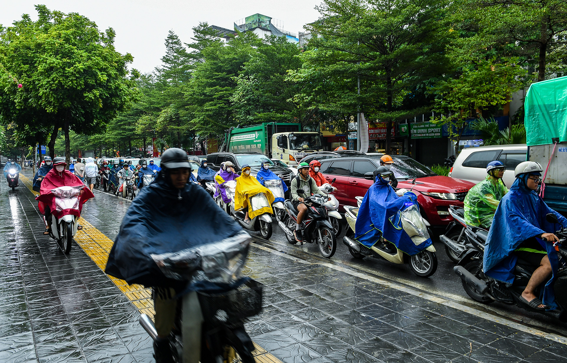 Nhiều phương tiện phải đi lên vỉa hè tránh tắc đường trên tuyến đường Đào Tấn.