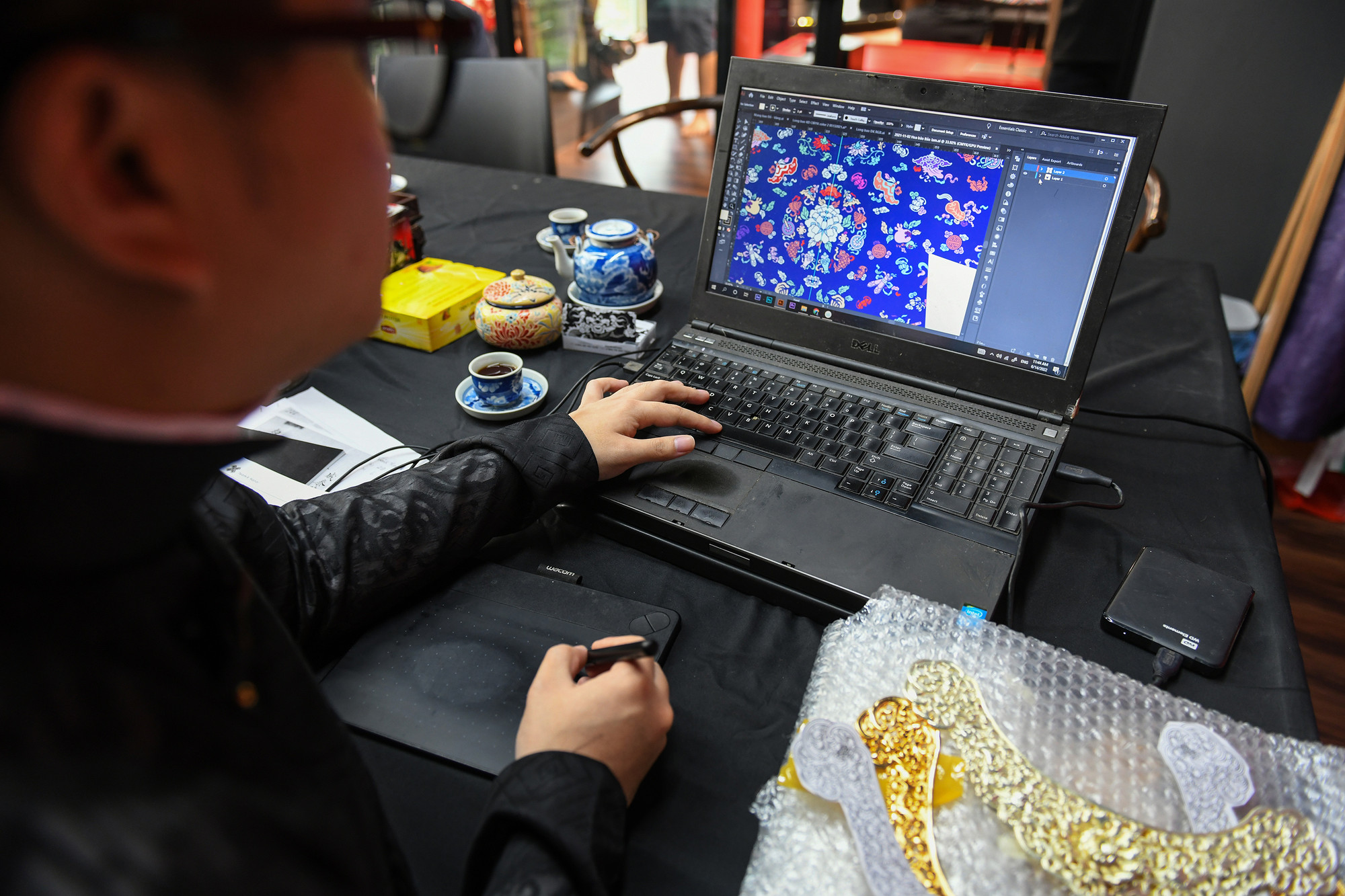 Việc nghiên cứu, đối chứng khá khó khăn do không có nhiều nguồn tài liệu. Họ cũng tìm đến các sàn đấu giá quốc tế, một số bảo tàng ở châu Âu, Mỹ để tìm hình ảnh còn được lưu giữ. May mắn, có những trang phục được ghi kích thước cụ thể, có hình ảnh để phóng to.