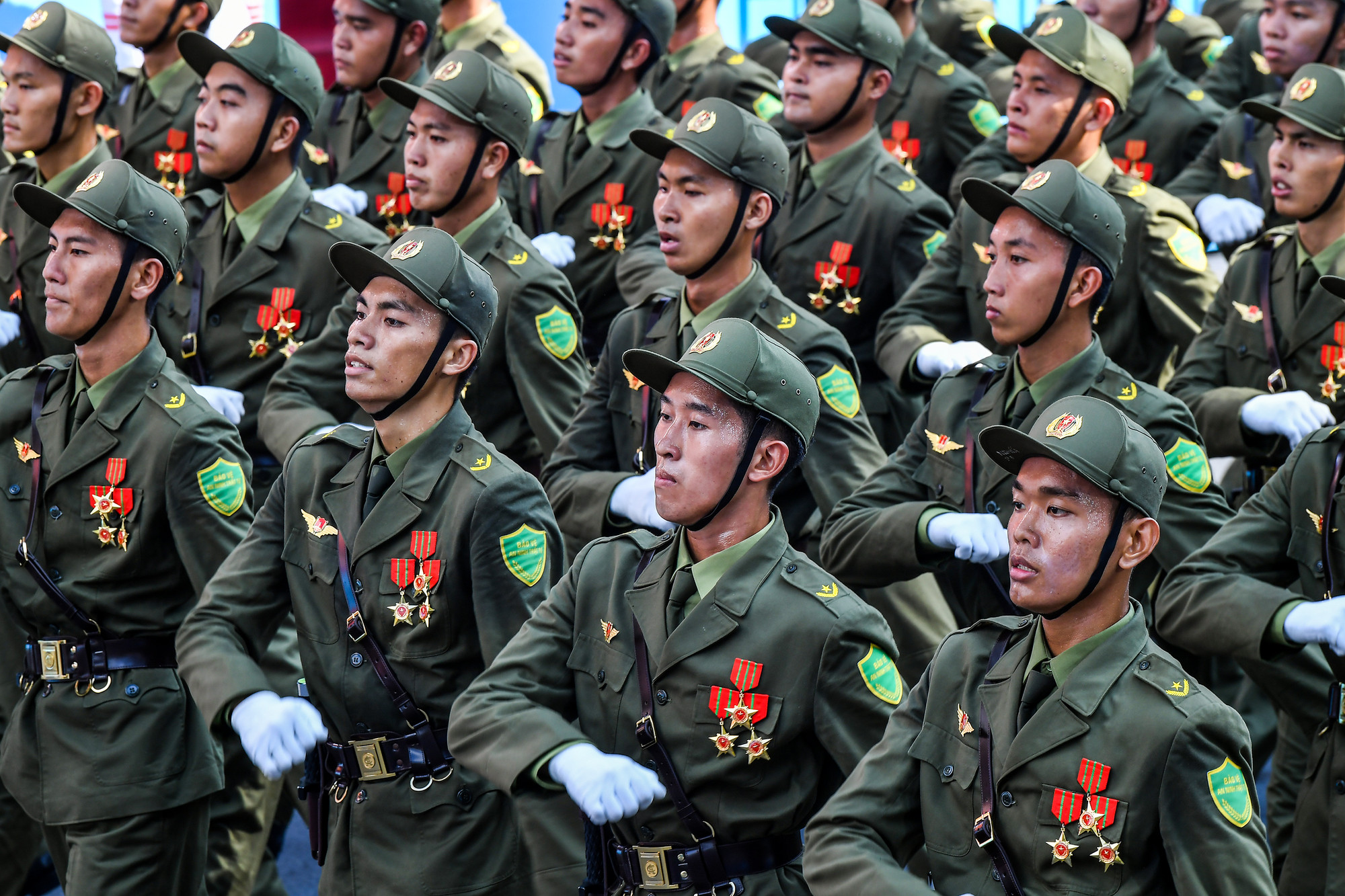 Những giọt mồ hôi trên các gương mặt của các chiến sĩ tham gia diễu binh, diễu hành.