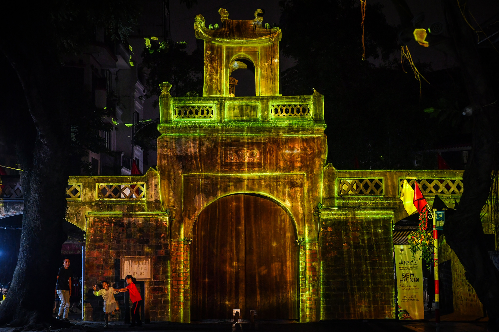 Màn trình diễn visual nghệ thuật 3D mapping đã khiến người xem như bị mê hoặc bởi vẻ đẹp kỳ ảo của ánh sáng.