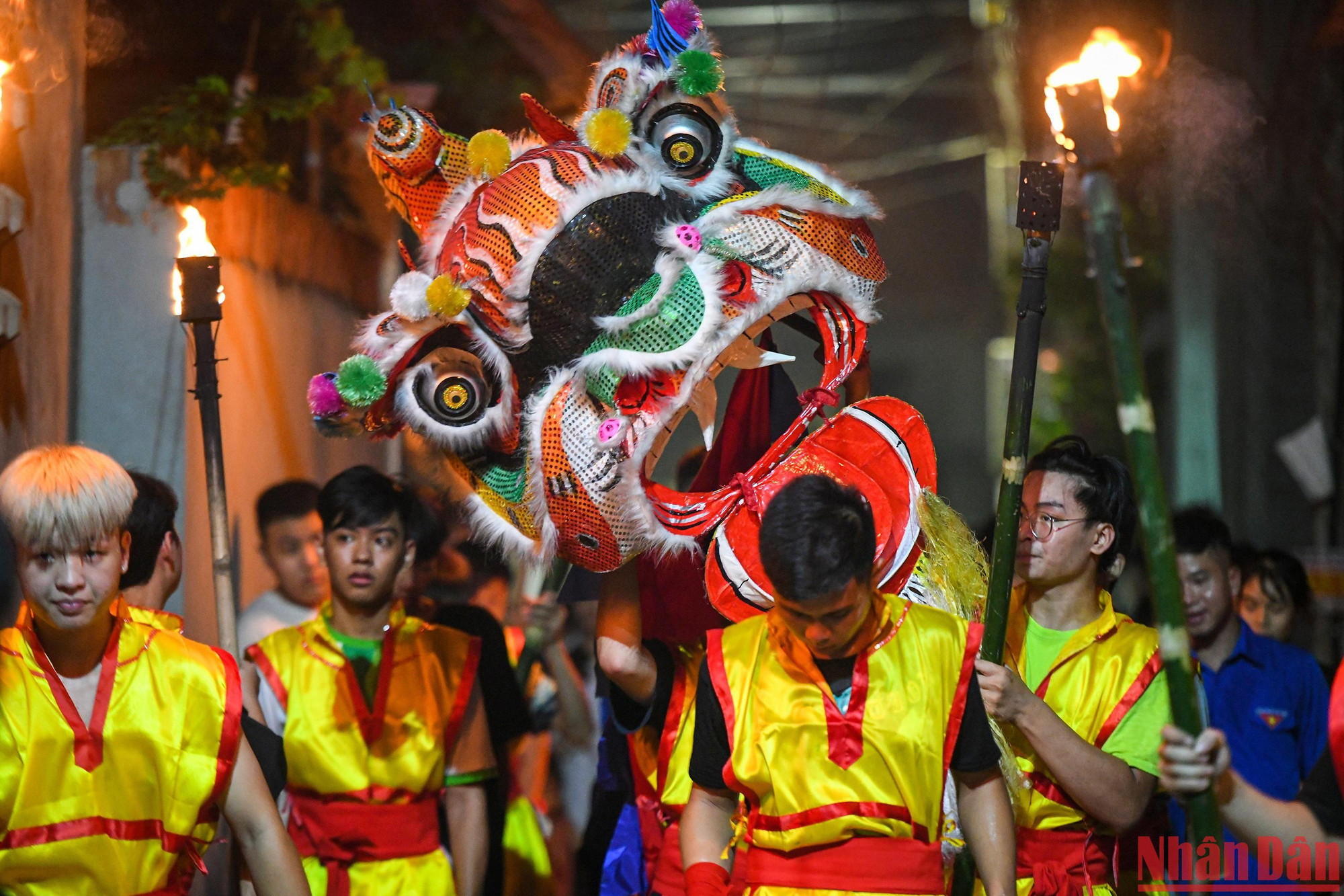 Cả thôn chỉ có một đầu lân duy nhất, mỗi năm sẽ là một kiểu đầu lân sư có hình dáng, màu sắc khác nhau. Cả thôn chỉ có một đầu lân duy nhất, mỗi năm sẽ là một kiểu đầu lân sư có hình dáng, màu sắc khác nhau.