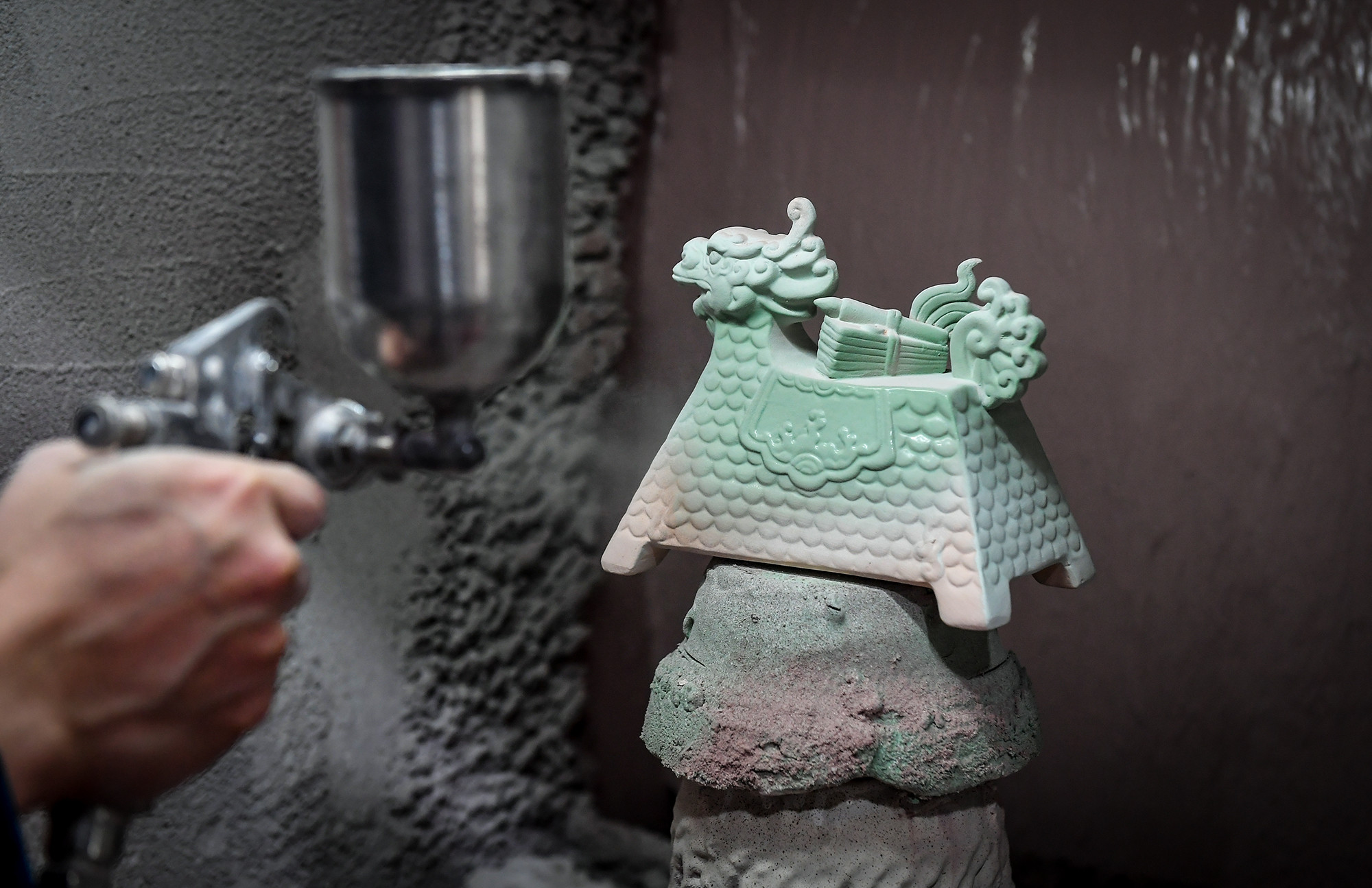 Lớp men đã được nghiên cứu và phối trộn kỹ lưỡng từ trước để bảo đảm sản phẩm sau khi nung sẽ cho ra màu sắc như ý muốn của người nghệ nhân.