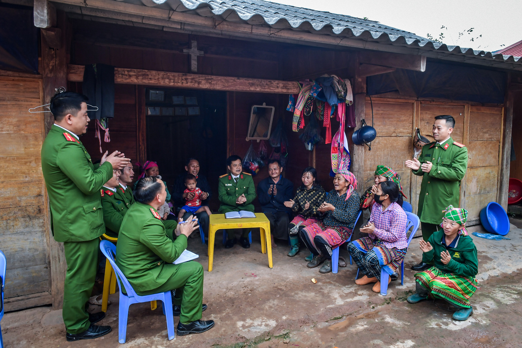 Xuân đang về nơi bản xa, tình quân dân được sưởi ấm bằng những lời ca tiếng cười ấm áp...