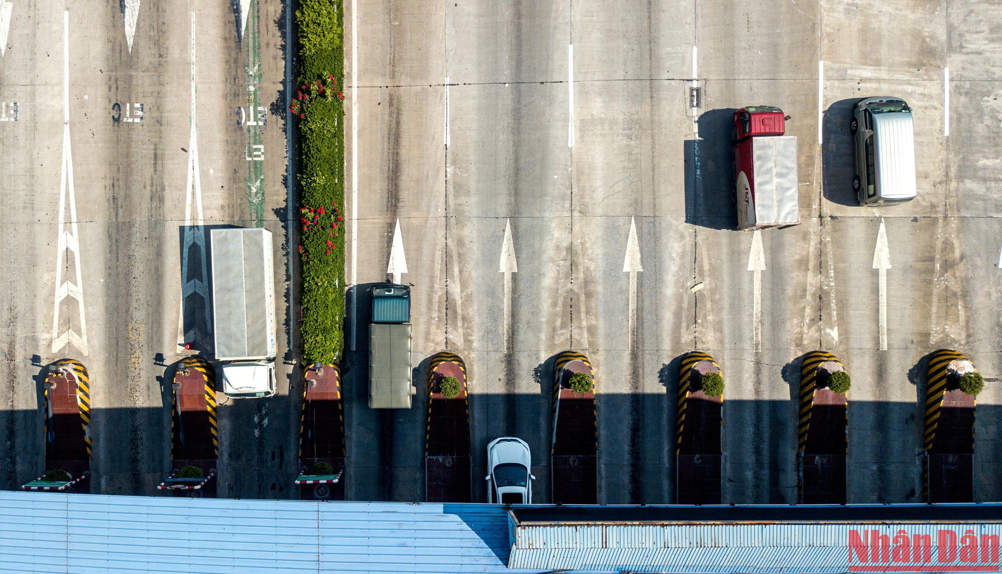Sau 9 giờ, toàn bộ làn đường qua trạm ở hướng từ Cầu Giẽ về Hà Nội bắt đầu được mở để cho xe lưu thông. Trước đó, chỉ hai làn đường ở chiều này hoạt động. Sau 9 giờ, toàn bộ làn đường qua trạm ở hướng từ Cầu Giẽ về Hà Nội bắt đầu được mở để cho xe lưu thông. Trước đó, chỉ hai làn đường ở chiều này hoạt động.