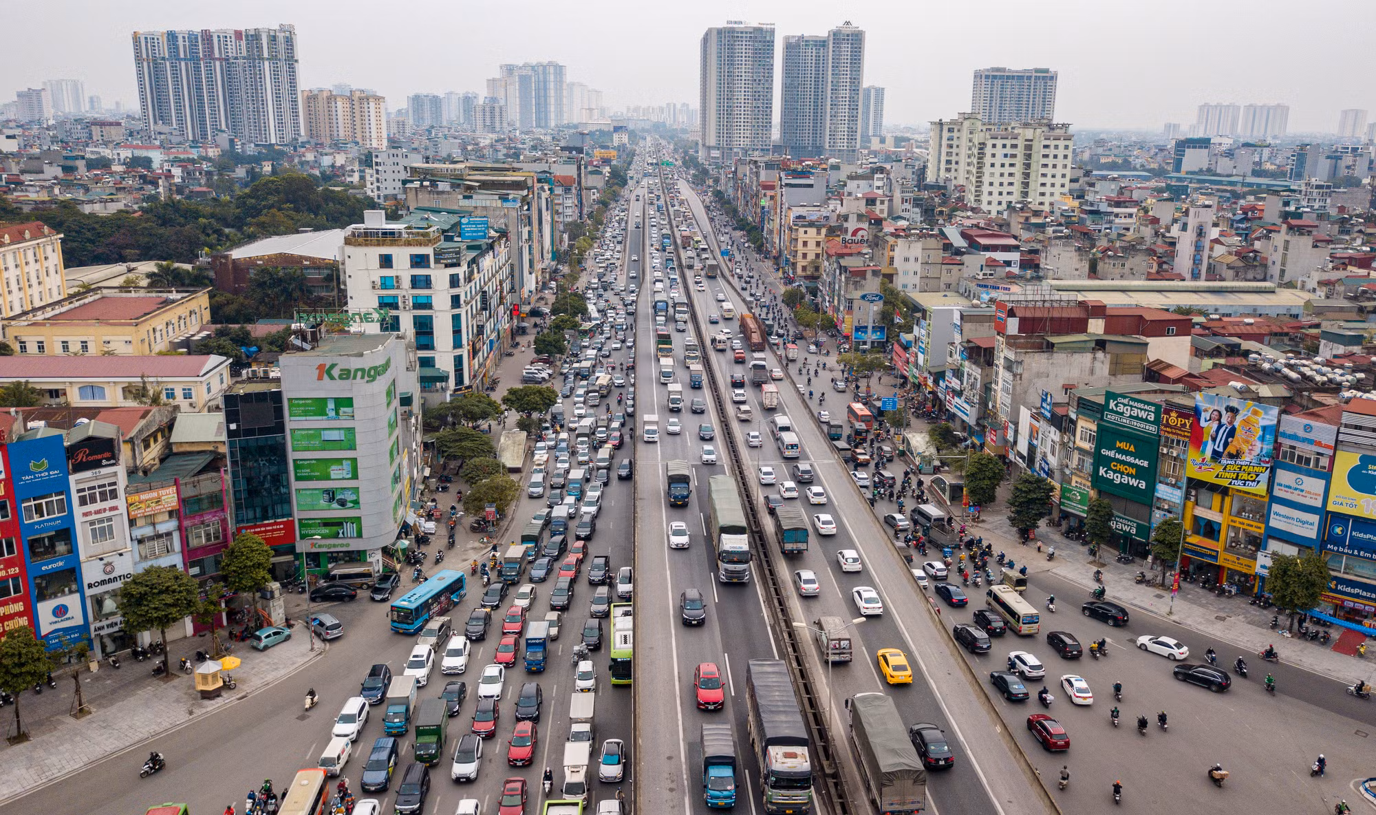 [Ảnh] Các cửa ô, bến xe nhộn nhịp dòng người rời Thủ đô về quê đón Tết ảnh 1