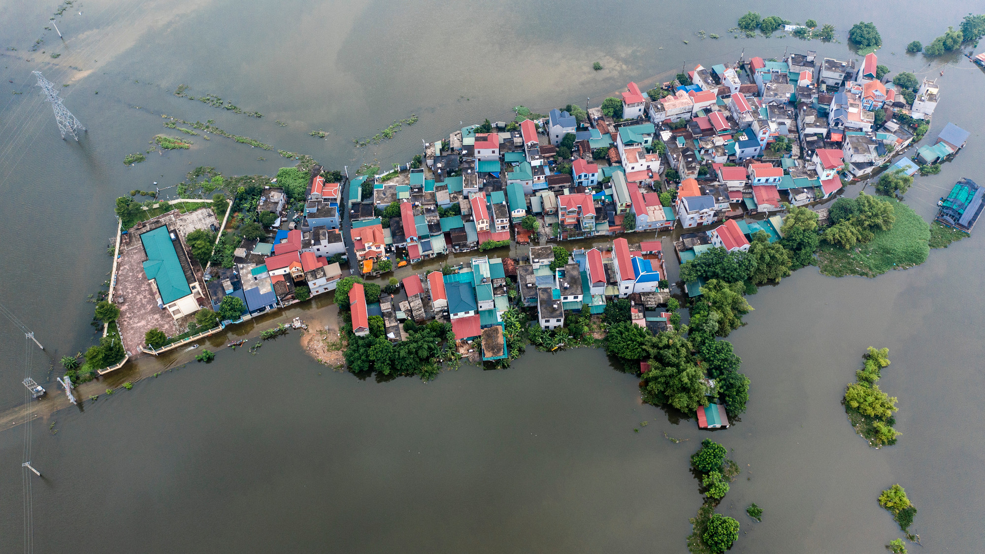 Trận mưa lớn tối 23/7 làm nước sông Tích dâng cao đã khiến cho một phần xã Cấn Hữu (Quốc Oai, Hà Nội) bị ngập sâu trong nhiều ngày. Trận mưa lớn tối 23/7 làm nước sông Tích dâng cao đã khiến cho một phần xã Cấn Hữu (Quốc Oai, Hà Nội) bị ngập sâu trong nhiều ngày.