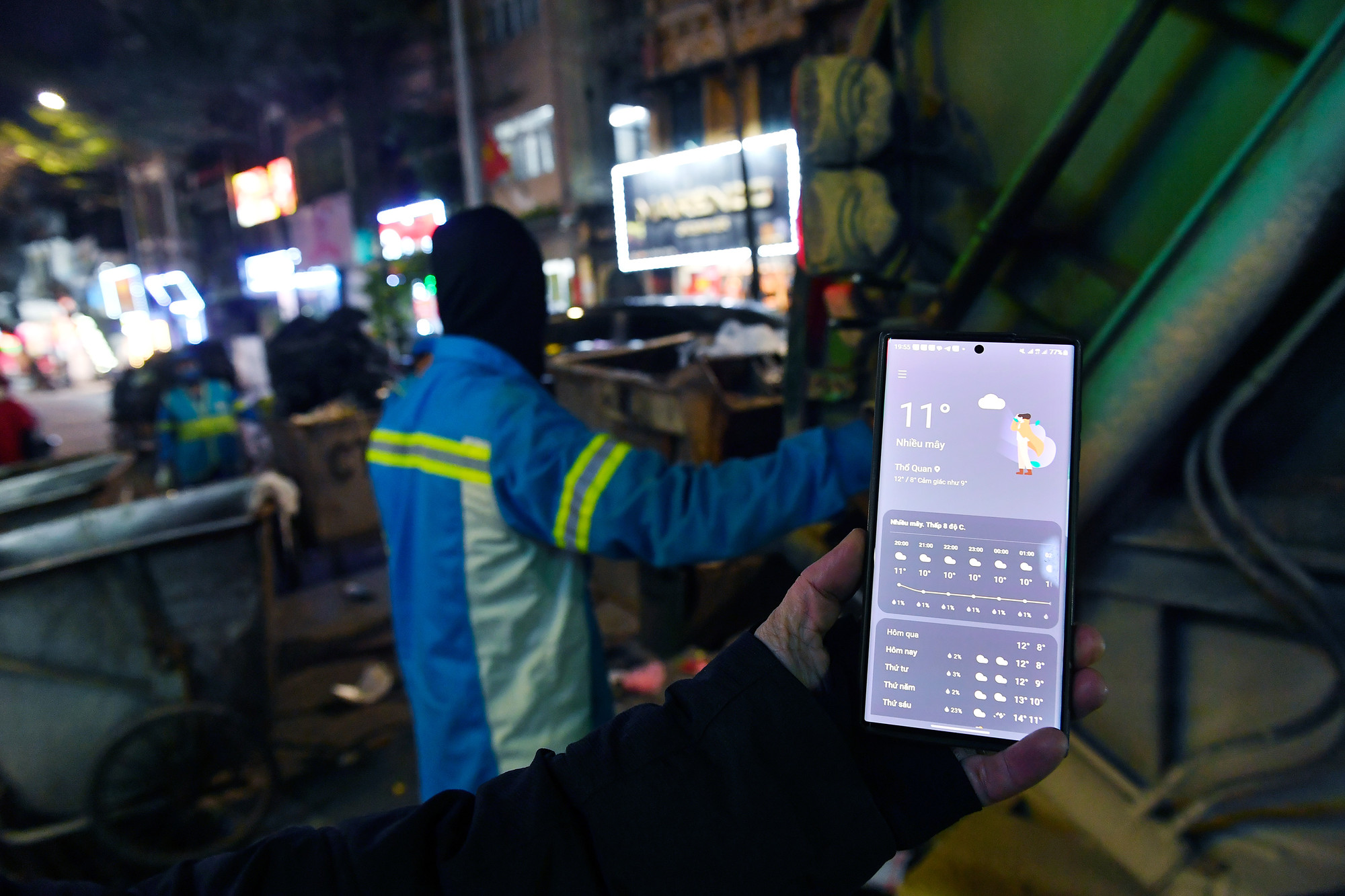 Dưới cái lạnh chỉ khoảng 10-11 độ C, các công nhân vệ sinh môi trường vẫn mải miết làm nhiệm vụ. Dưới cái lạnh chỉ khoảng 10-11 độ C, các công nhân vệ sinh môi trường vẫn mải miết làm nhiệm vụ.