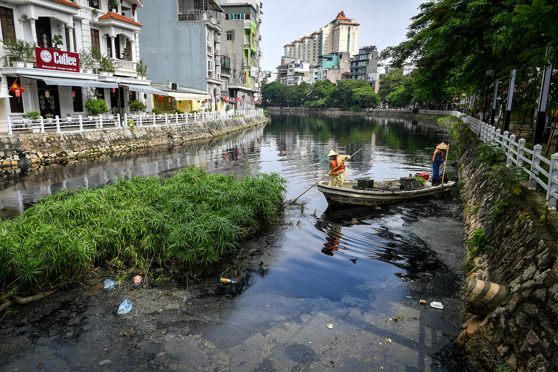 [Ảnh] Những người âm thầm vớt rác trên sông, hồ Hà Nội ảnh 1