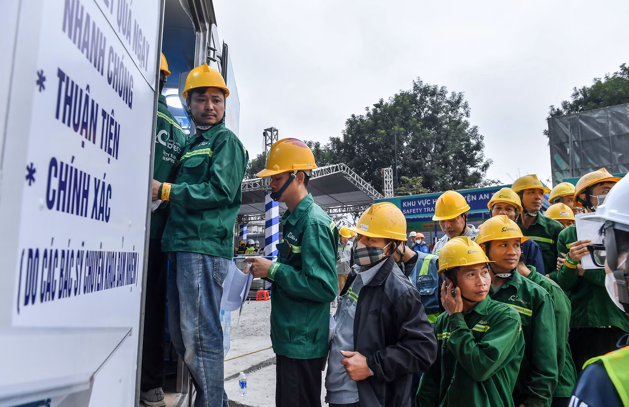 "Được chăm lo cả sức khỏe lẫn được động viên về tinh thần, có lẽ đó là niềm vui khó có được với chúng tôi", một nam công nhân chia sẻ.