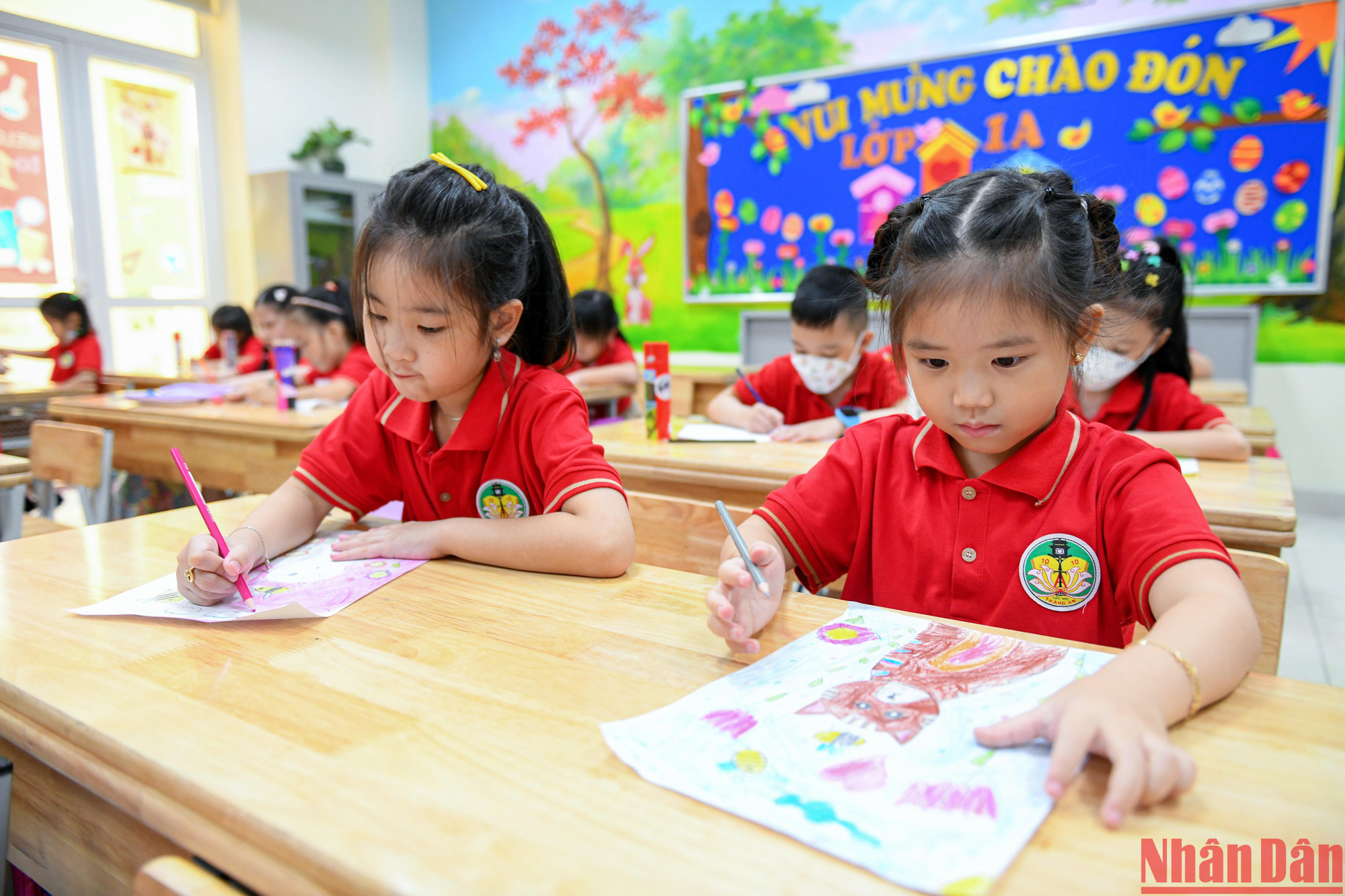 Các con được thoải mái vẽ những gì mình thích để thể hiện cảm xúc và tư duy cá nhân.