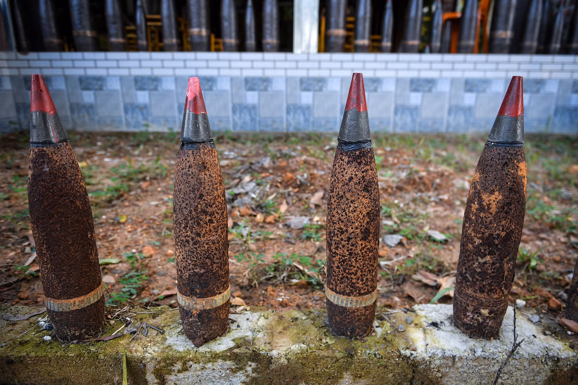 Sinh ra và lớn lên trên mảnh đất Vĩnh Linh đỏ lửa, ông Chức thấm thía nỗi đau tận cùng của chiến tranh khi 6 người thân trong gia đình đã mất vì bom, đạn. Ngày hòa bình lập lại, ông đã ấp ủ xây dựng một ngôi nhà từ vỏ bom để nhắc nhớ mình không được quên những đau thương trong quá khứ. Và hàng chục năm sau, “ngôi nhà” ông hằng mong ước mới thực sự thành hình hài.